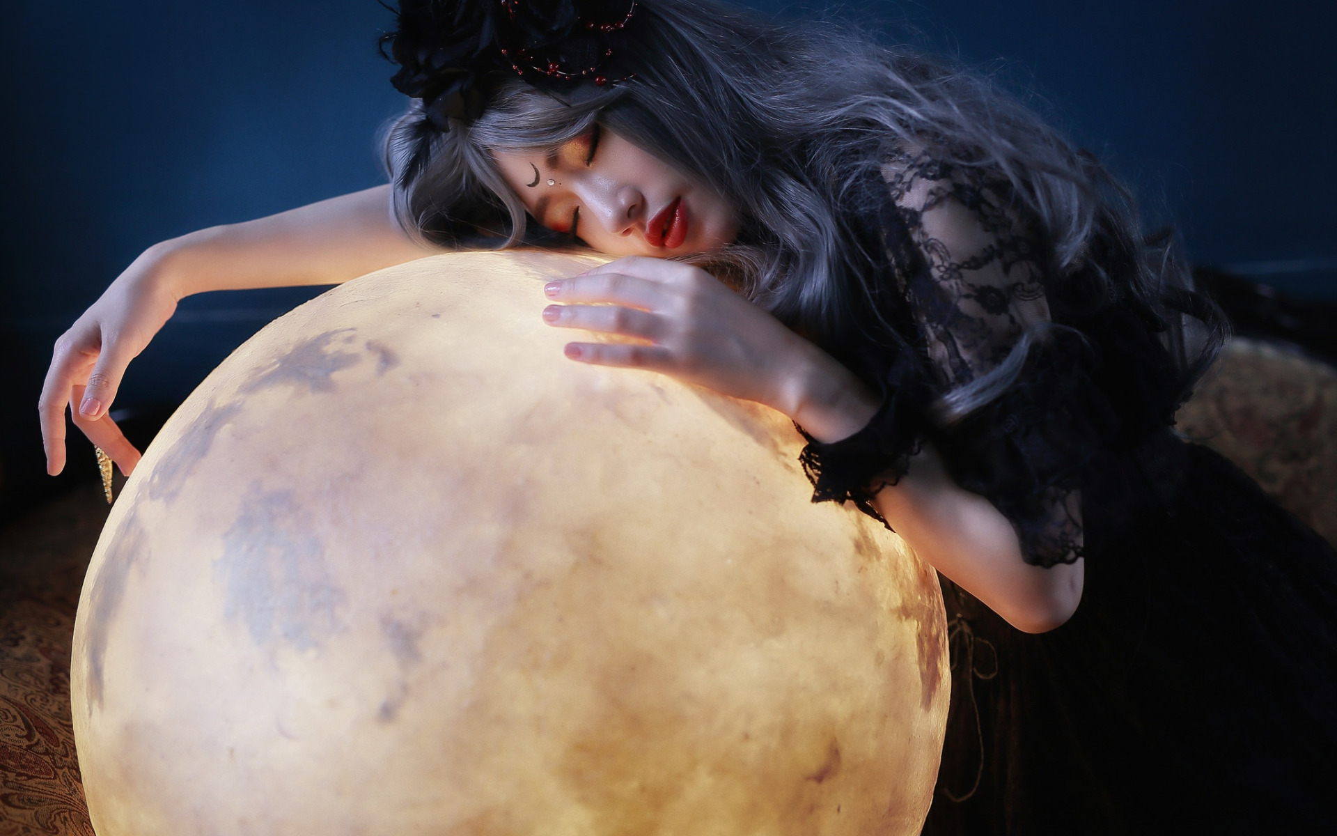 Женщина мир фото. Девушка-Луна. Девушка и планеты. Фотосессия с луной. Фотосессия девушка и планеты.