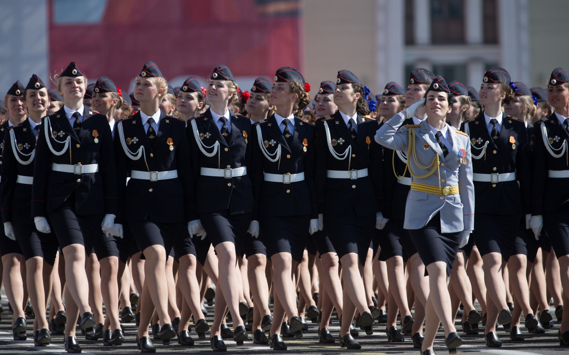 7 мая девочек. Женщины на параде. Девочка на параде Победы.