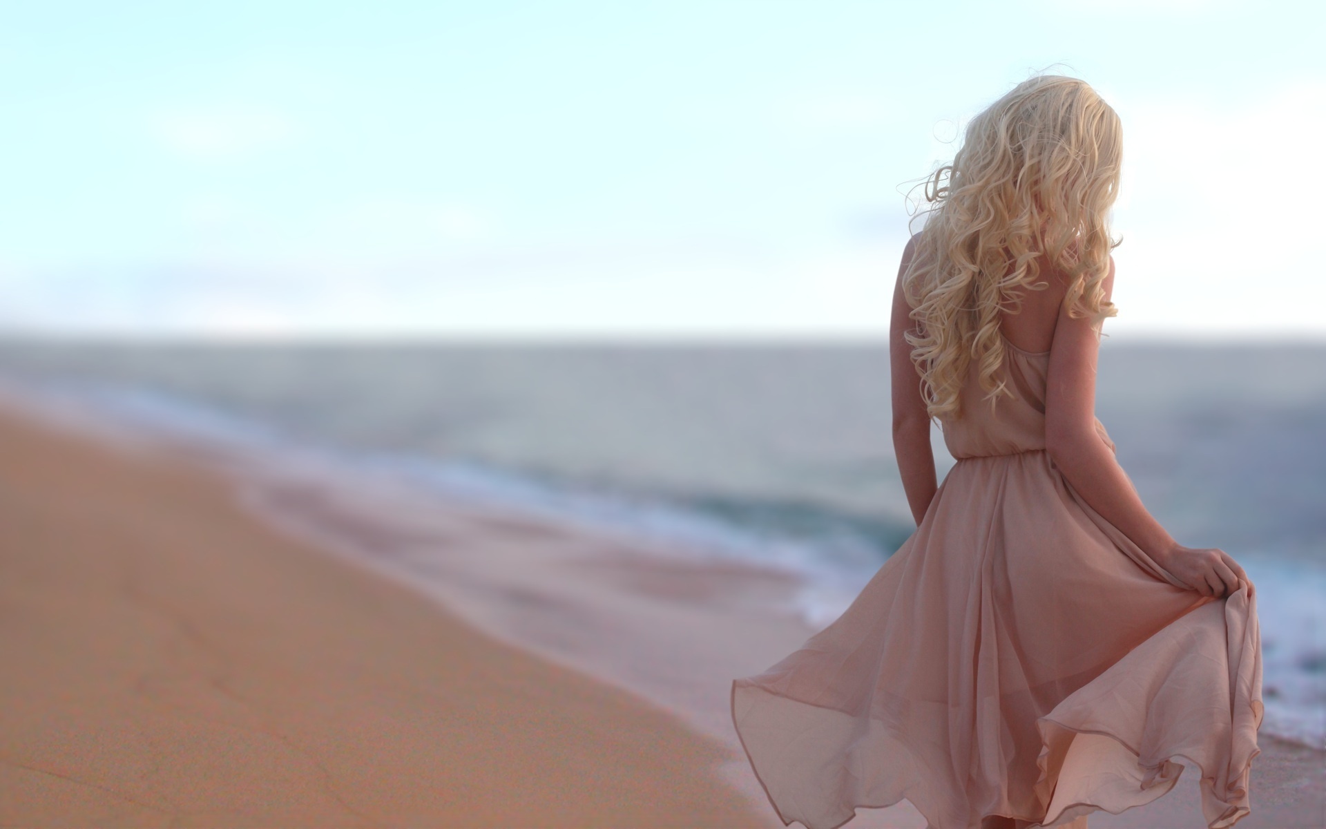 блондинка на фоне моря