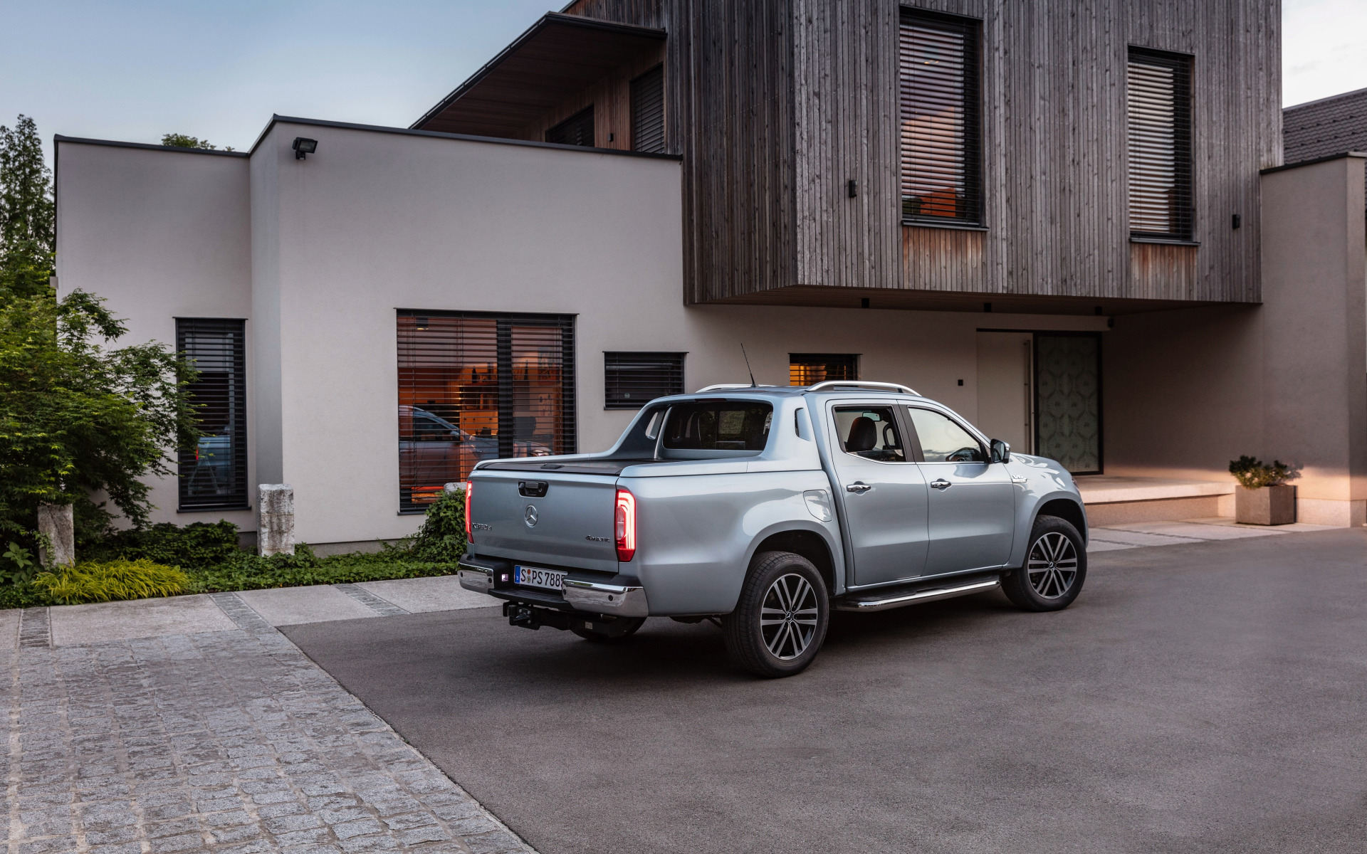 Скачать обои Mercedes-Benz, пикап, 2018, у дома, X-Class, серо-серебристый,  раздел mercedes в разрешении 1920x1200