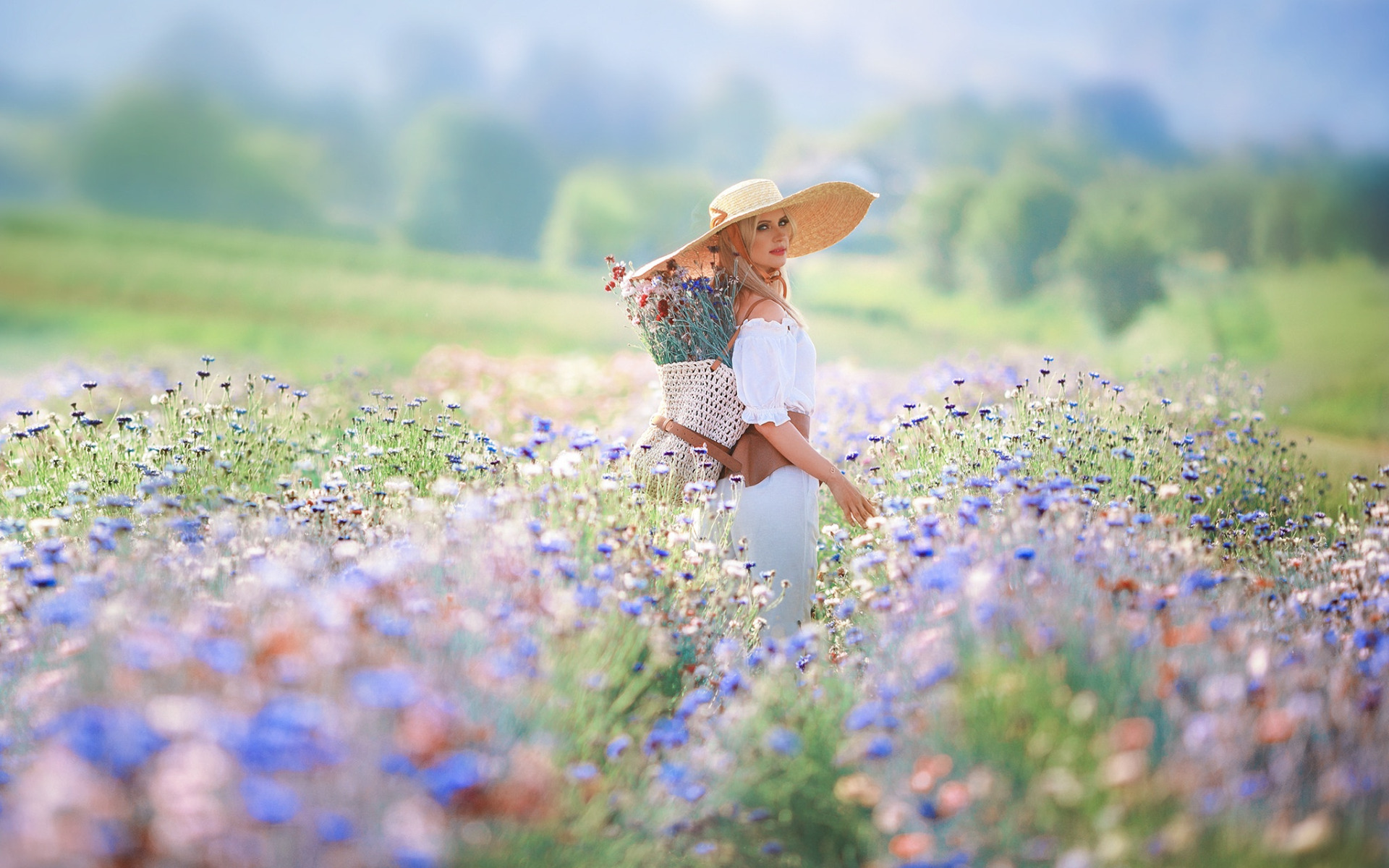 Девушка лето. Женщина с полевыми цветами. Девушка в цветочном поле в шляпке. Девушка в поле с цветами. Цветок радости и вдохновения