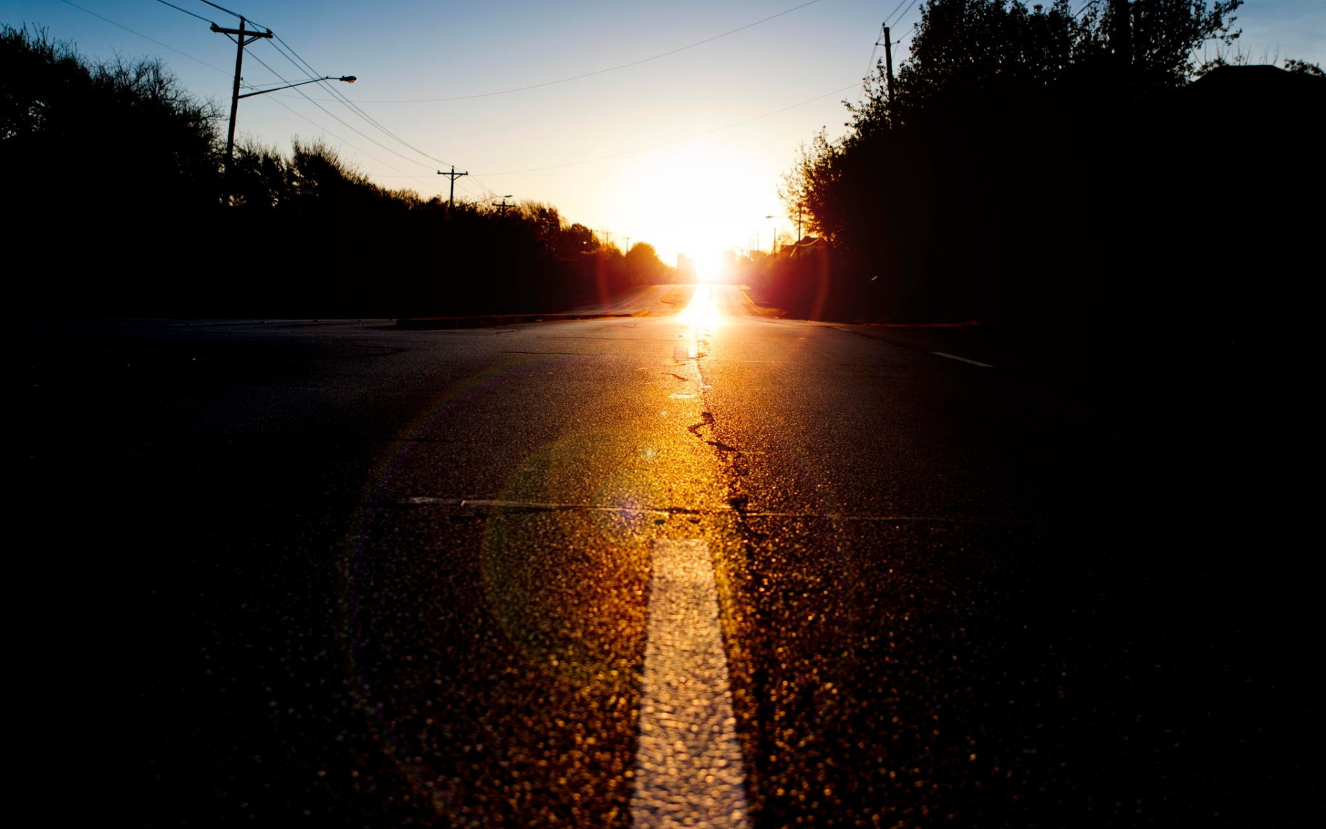 Желтый свет на дороге. Дорога закат. Солнце на дороге. Солнечная дорога. Вечерняя дорога.