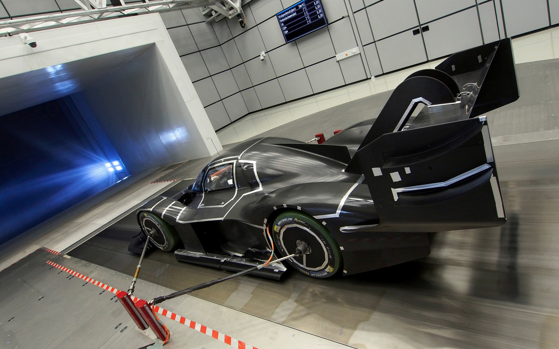 Прототип испытания. Volkswagen Motorsport i.d r Pikes Peak. Аэродинамическая труба для автомобилей. Аэродинамическая машина. Аэродинамические испытания автомобилей.