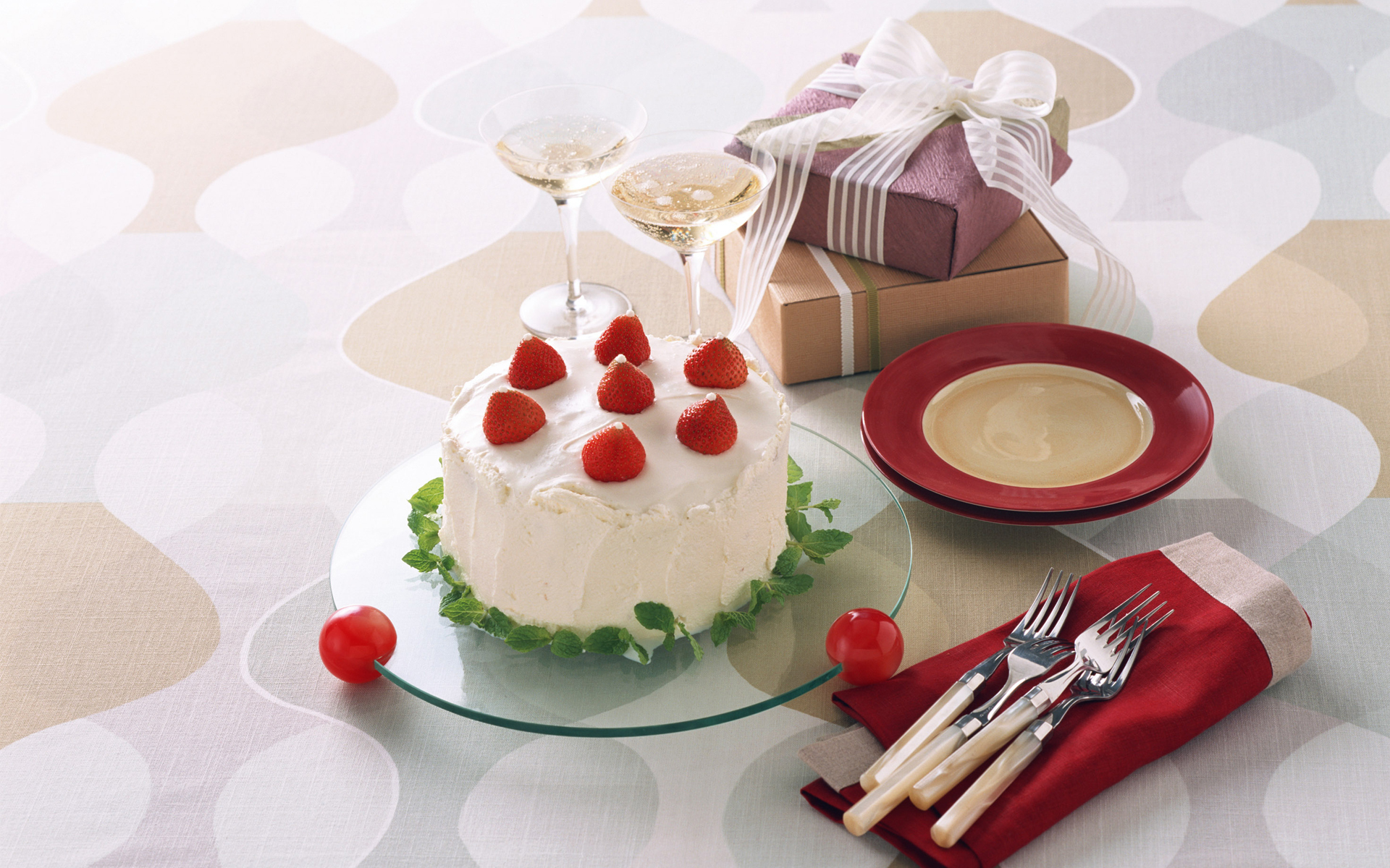 Обед торт. Сервировка десертного стола. Торт на столе. Десерт на столе. Десерты на праздничный стол.