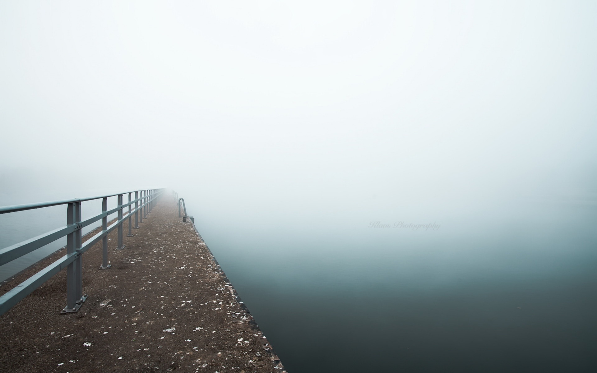 Вид никуда. Мост в тумане. Пирс в тумане. Пирс у озера в тумане. Деревянный причал в тумане.