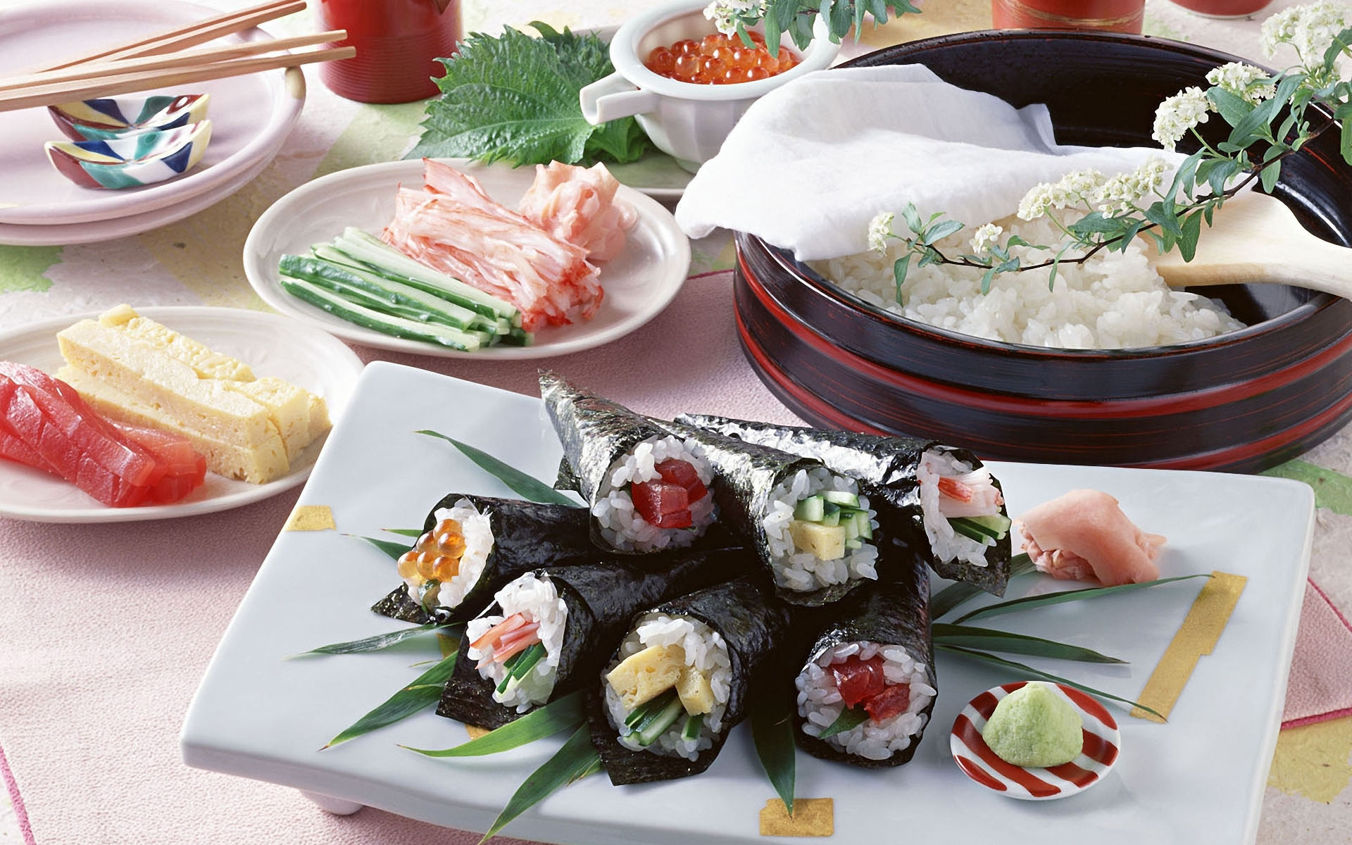 Японская кухня. Японская еда. Кухня Японии. Красивая сервировка японских блюд. Подача блюд в стол