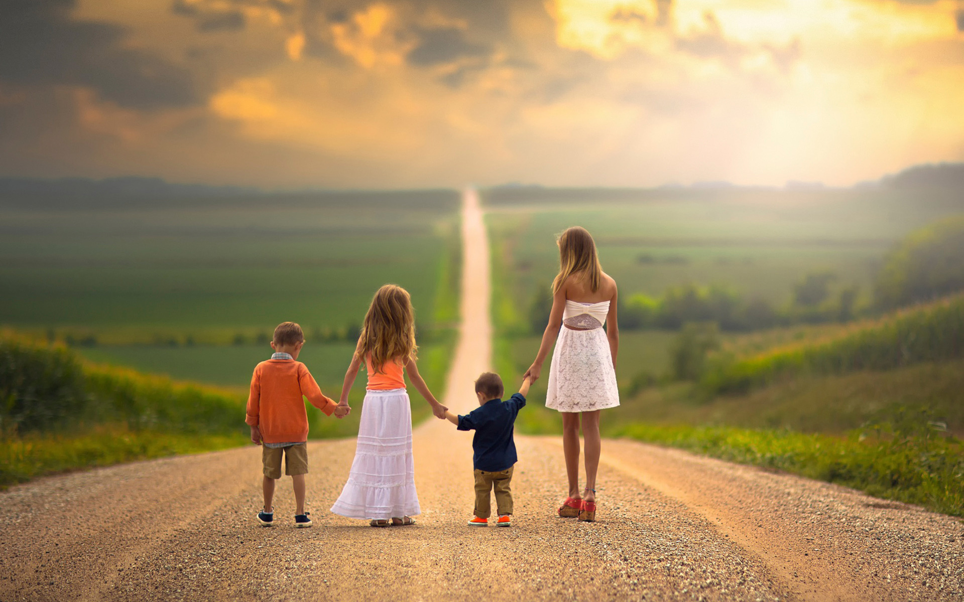 Счастливое будущее детей. Счастливая дорога. Счастливая семья идет по дороге. Дети идут по дороге. Дети счастливой дороги