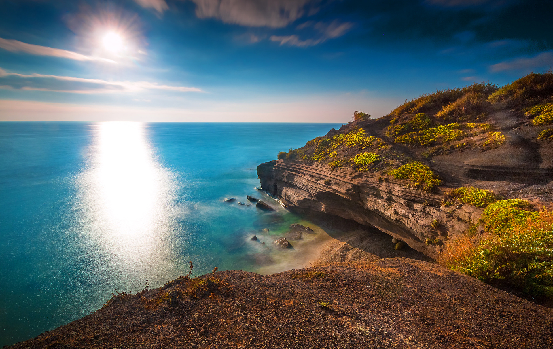 Summer coast. Красивые морские пейзажи. Море горы солнце. Красивый вид на море. Море скалы солнце.