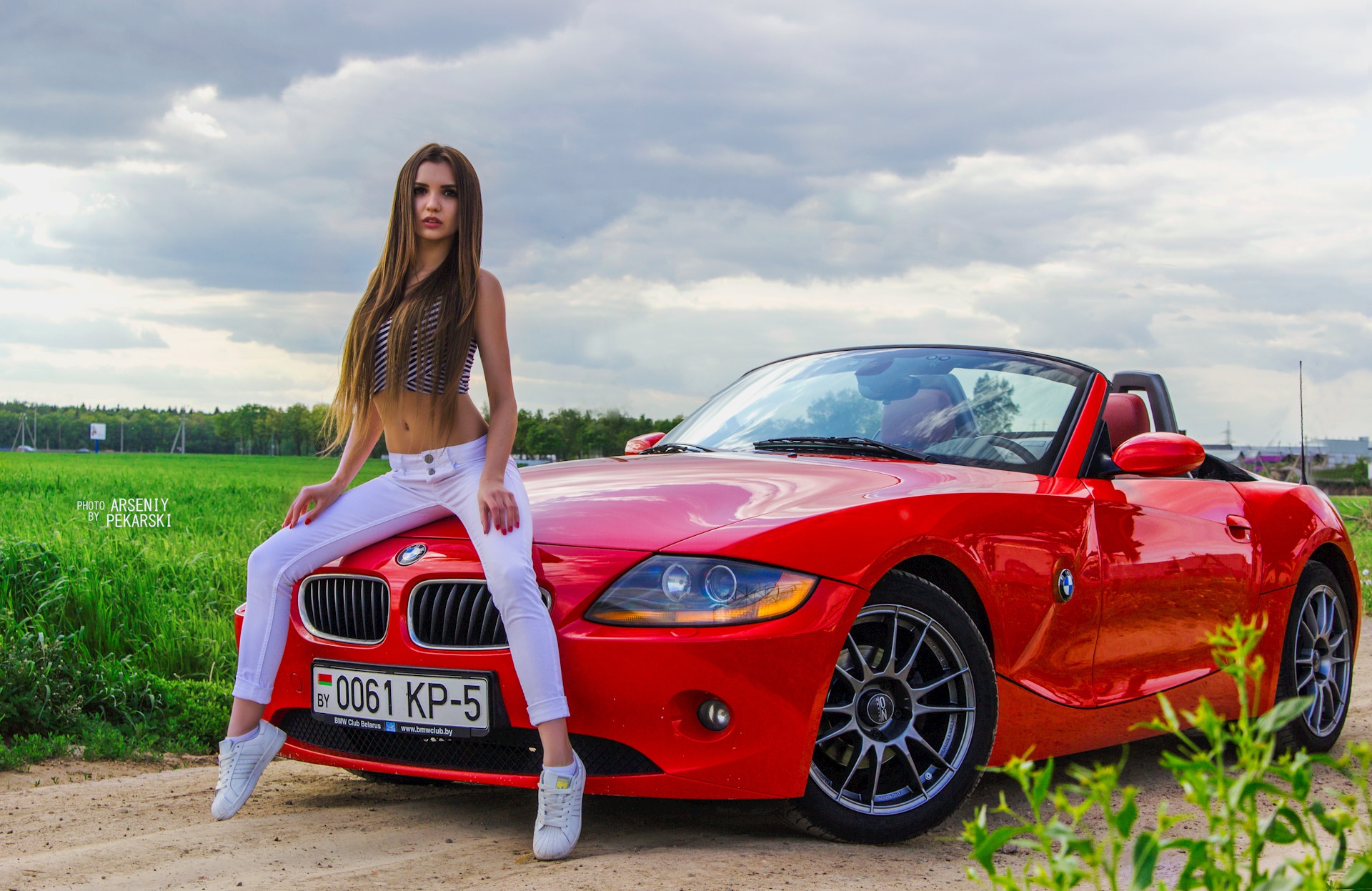 Обои взгляд, природа, Девушки, BMW, красивая девушка, красный авто,  позирует на капоте на телефон и рабочий стол, раздел девушки, разрешение  1920x1247 - скачать