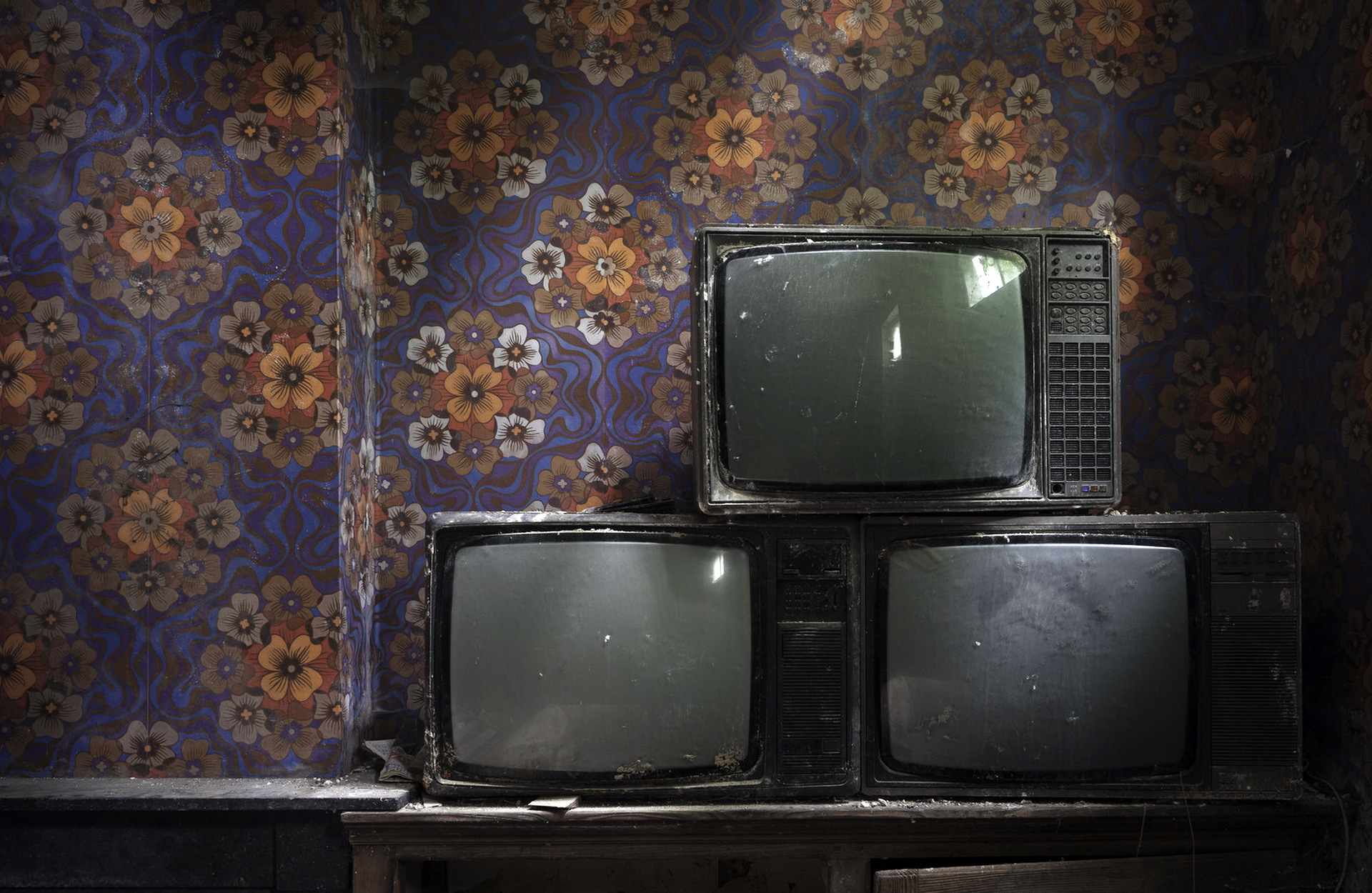 Старый телевизор в комнате