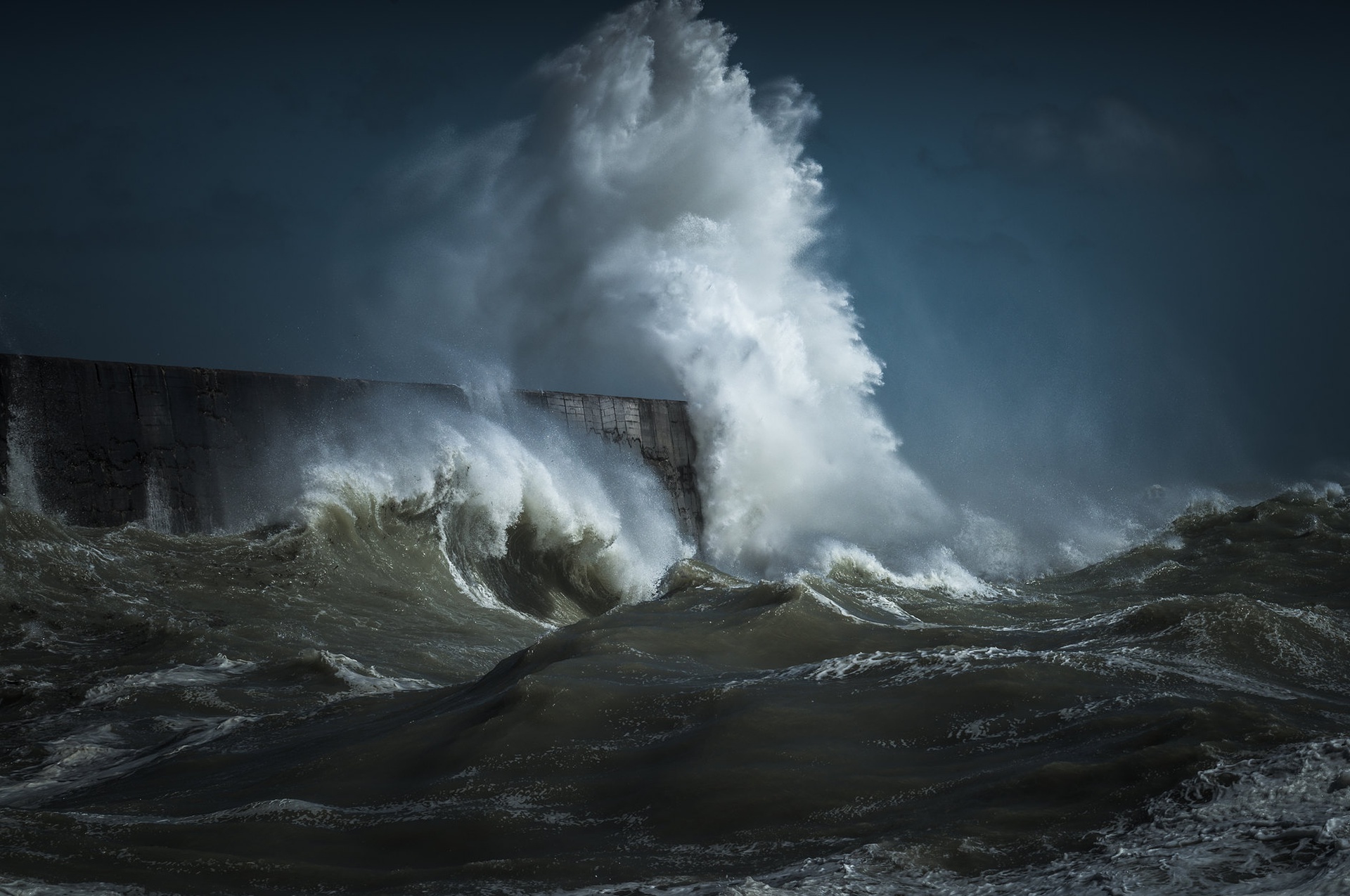 Корабли и огромные волны. Море шторм. Огромные волны. Страшный шторм. Шторм в океане.