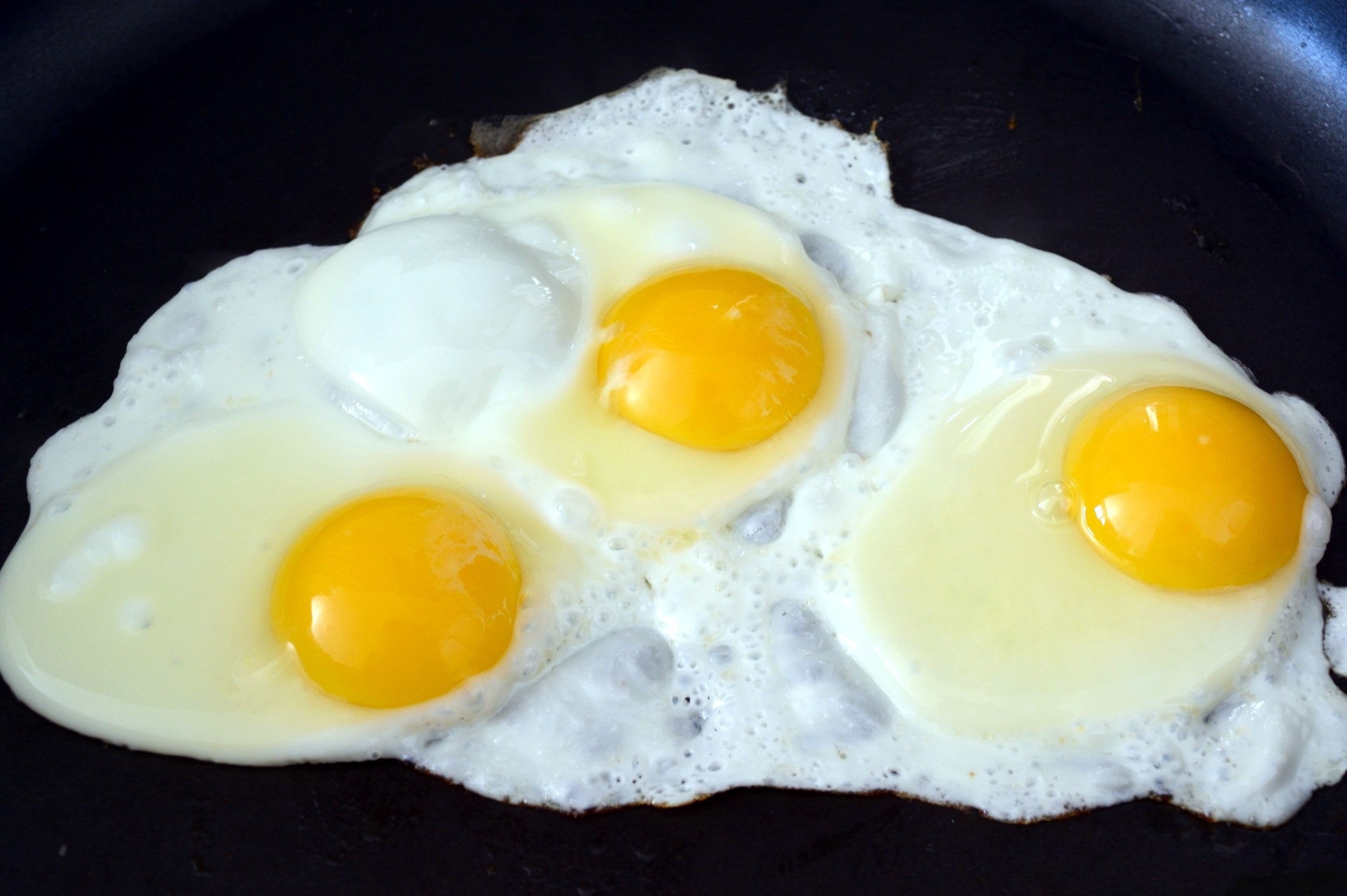 Яичница глазунья 3 яйца. Яичница. Жареные яйца. Яйцо глазунья. Красивые блюда из яиц.