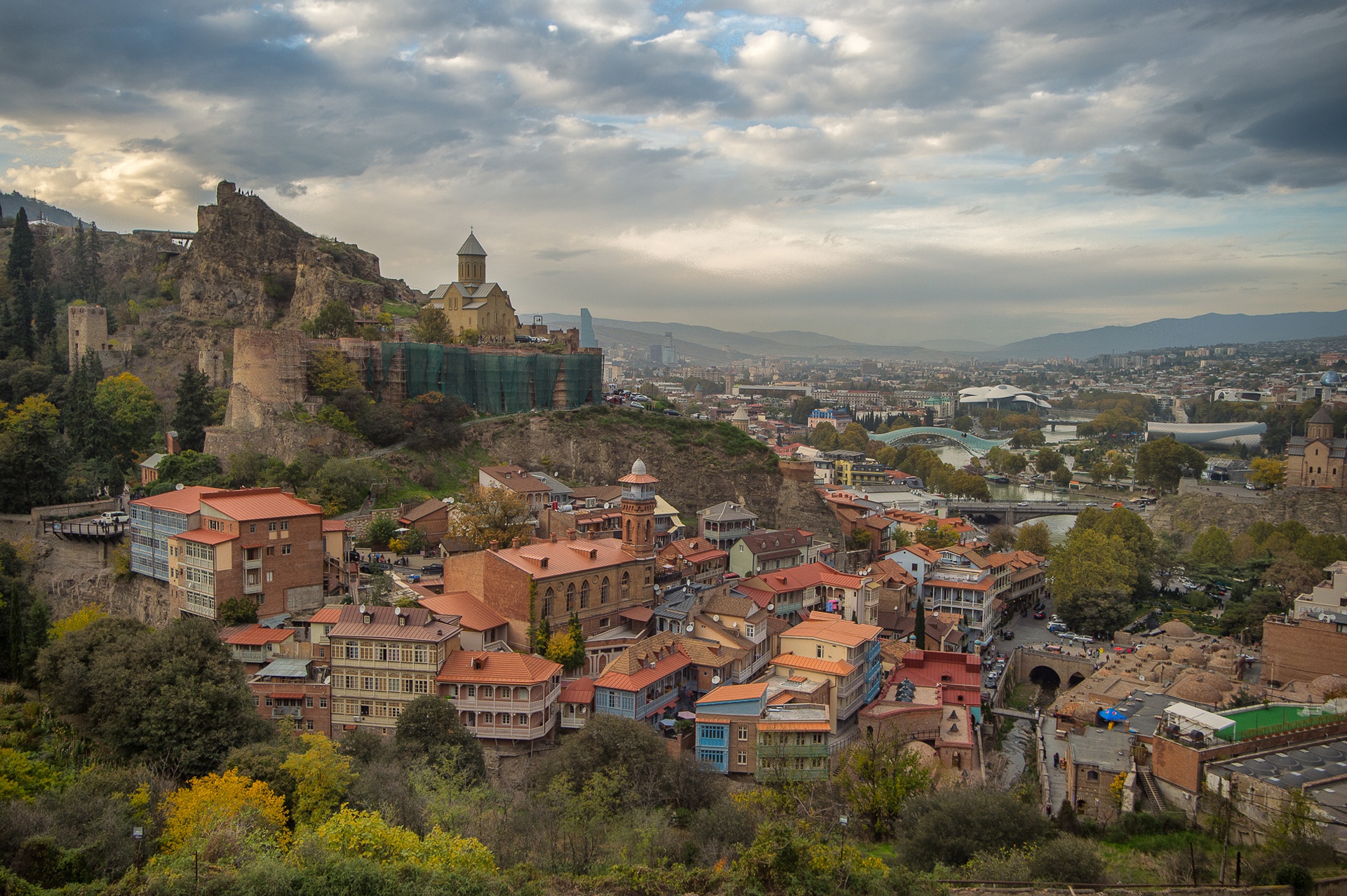Город в грузии 3. Столица Грузии Тифлис. Крепость Нарикала в Тбилиси. Грузия Тбилиси старый город. Тбилиси панорама Нарикала.