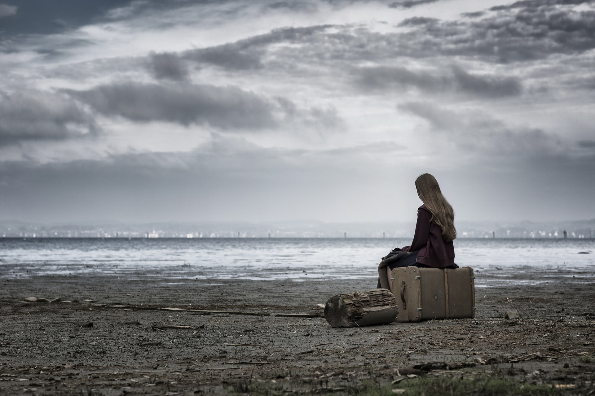 Грустью море не вычерпаешь. Море одиночество. Фотосессия с чемоданом. Одинокая девушка у моря. Это одиночество.