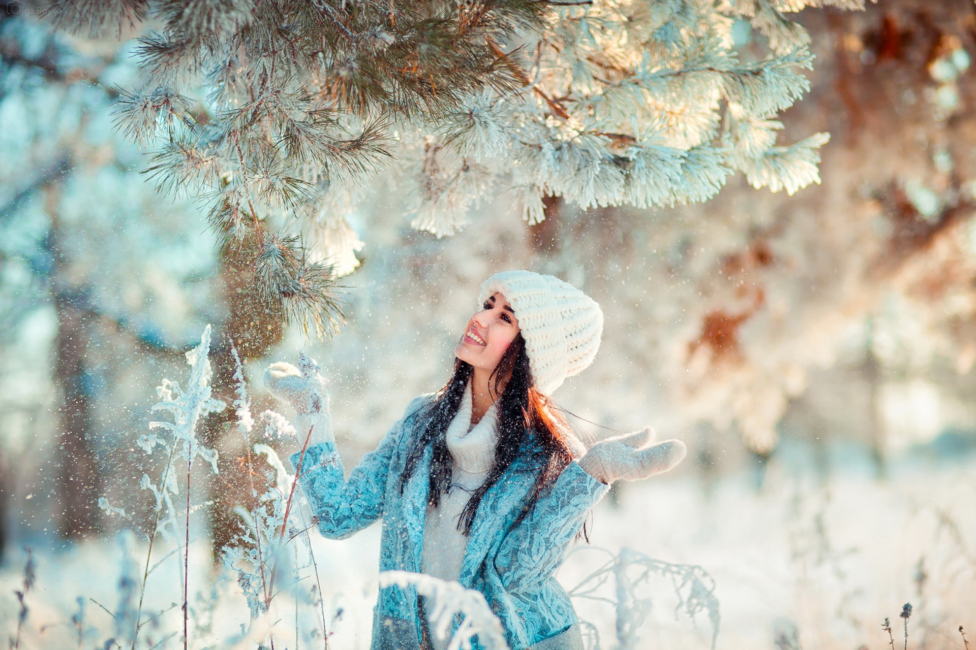 Девушка зима лес. Зимний портрет. Зимняя фотосессия на природе. Девушка в снегу.