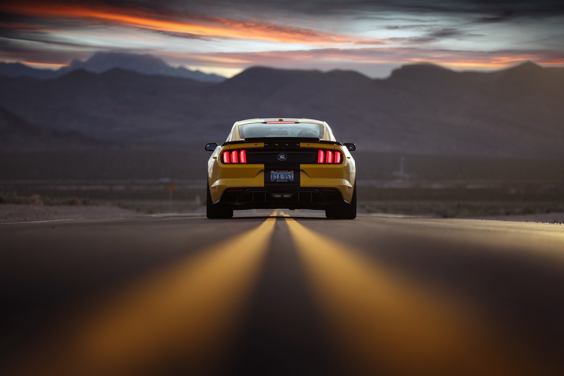 Обои машин едет. Ford Shelby Terlingua Mustang. Ford Mustang Shelby 2022. Форд Мустанг сзади. Машина уезжает в закат.