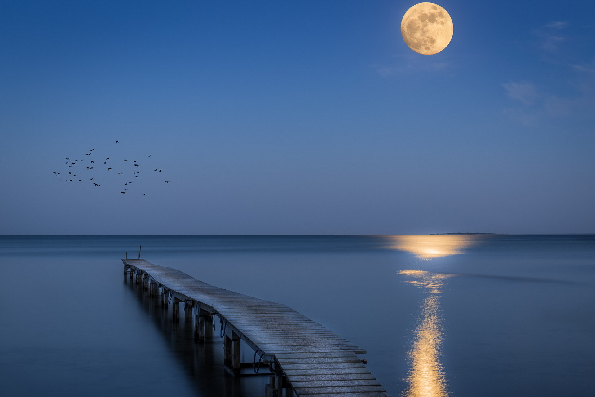 Lighter moon. Луна над морем. Луна и море. Отражение Луны в море. Полнолуние на море.