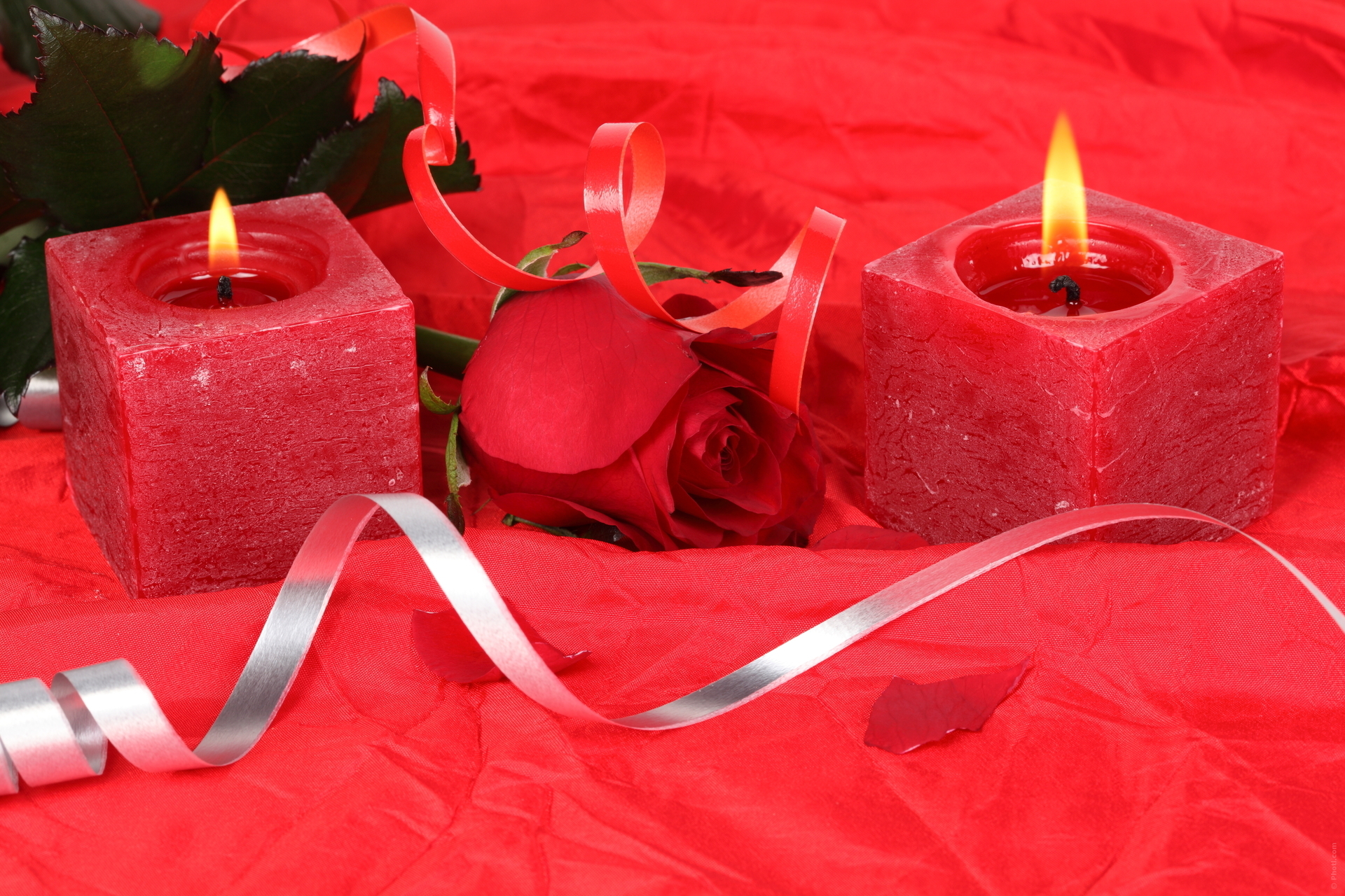 Rose romance. Красная свеча. Красивые свечи. Цветы и свечи. Романтика свечи цветы.