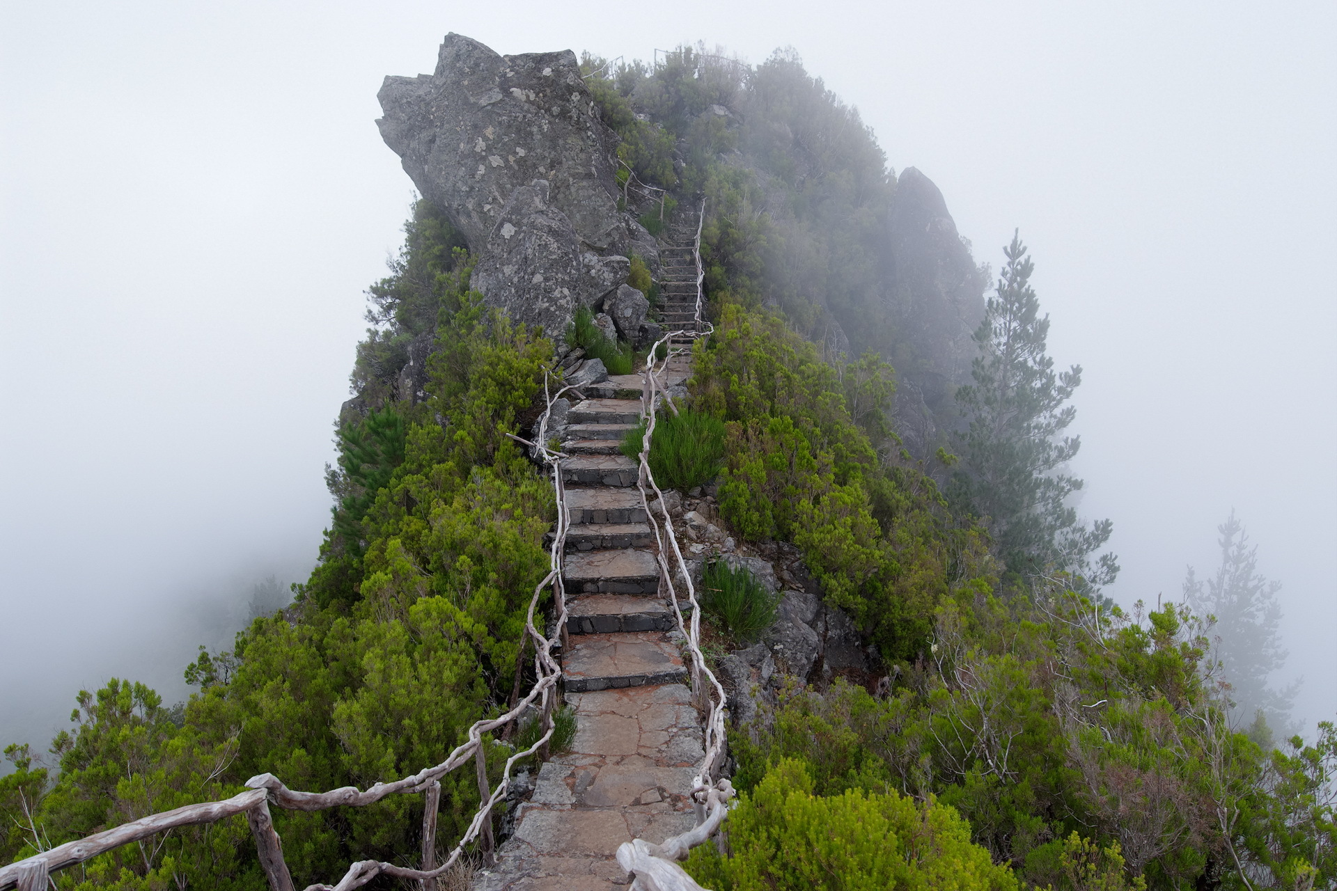 Step mountain. Лестница горы Хуаншань. Извилистая тропа Геншин. Мадейра Горная тропа. Таганай навесной мост.