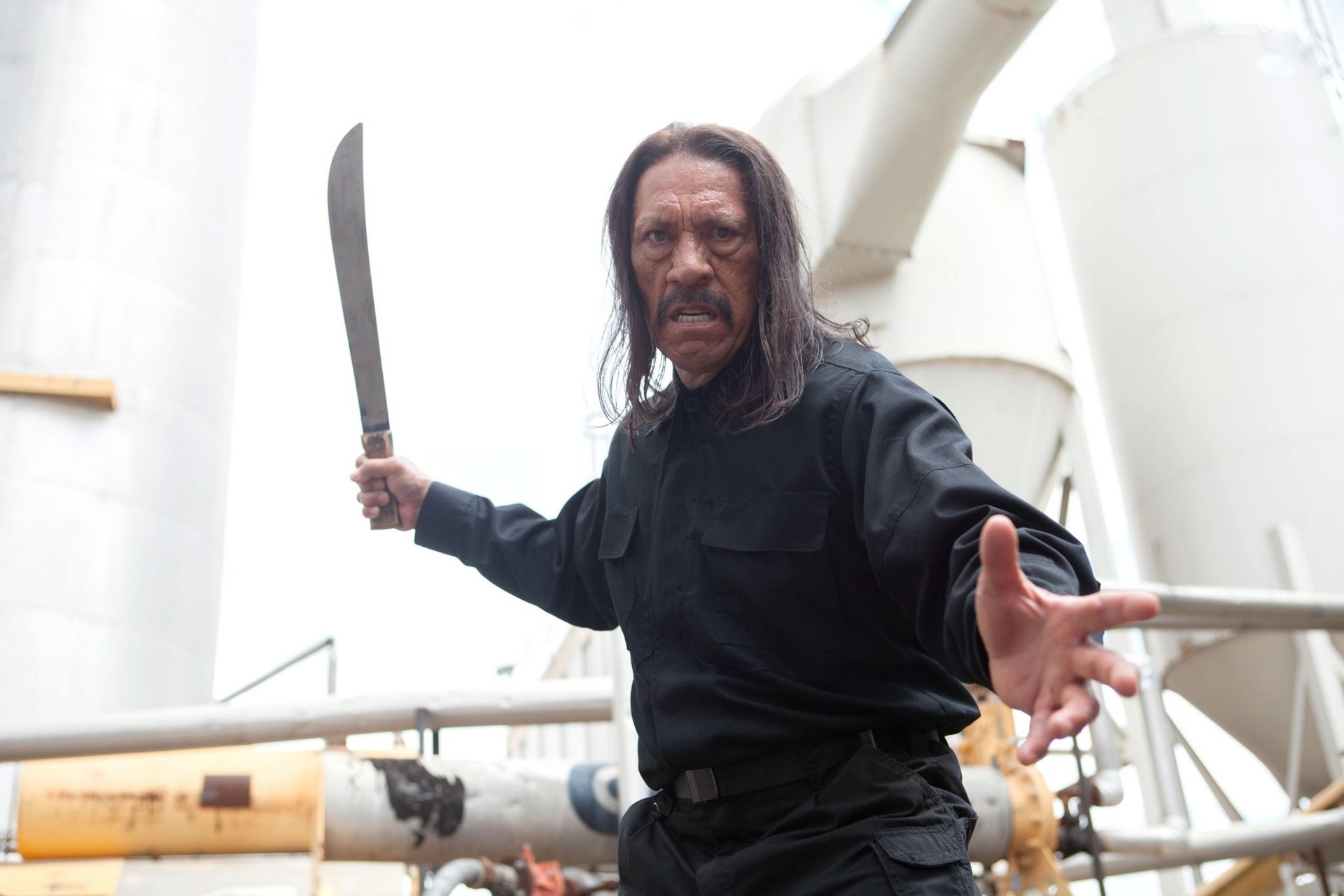 Обои поза, завод, нож, Мачете, Дэнни Трехо, Danny Trejo, Machete Kills, Мачете  убивает на телефон и рабочий стол, раздел фильмы, разрешение 1920x1280 -  скачать