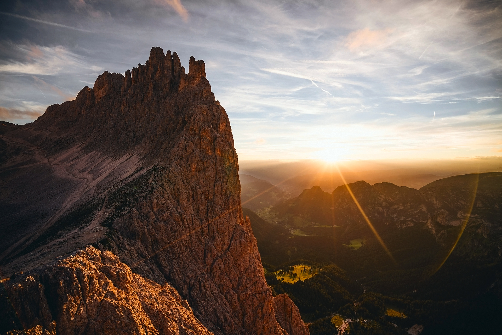 Light mountain. Закат в горах. Вечер в горах. Вечерние горы. Закат с вершины горы.