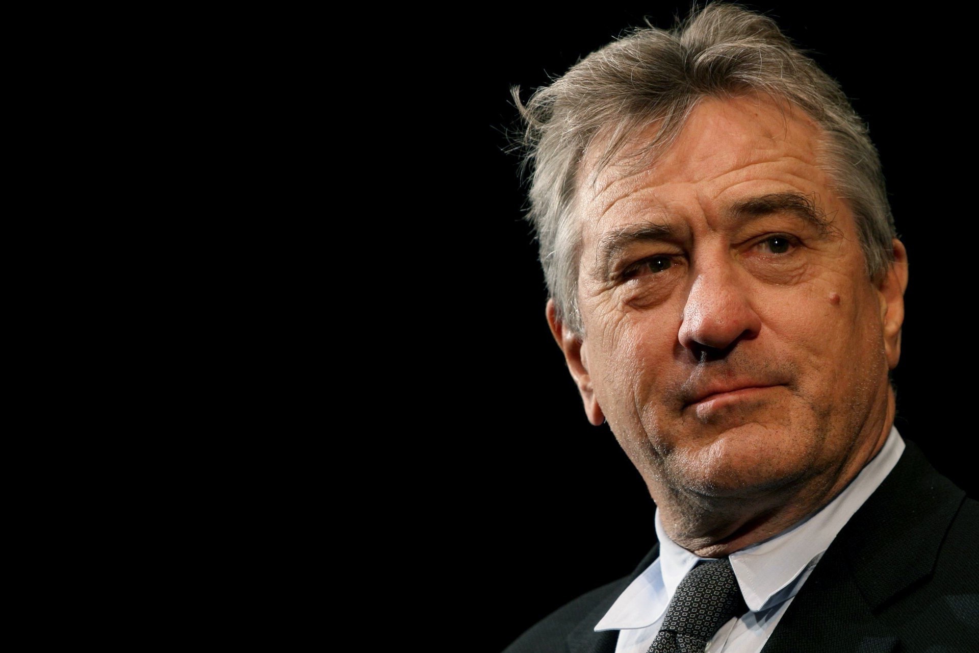 Обои взгляд, фон black, Robert De Niro, Роберт Де Ниро, : актёр на телефон  и рабочий стол, раздел мужчины, разрешение 1920x1280 - скачать