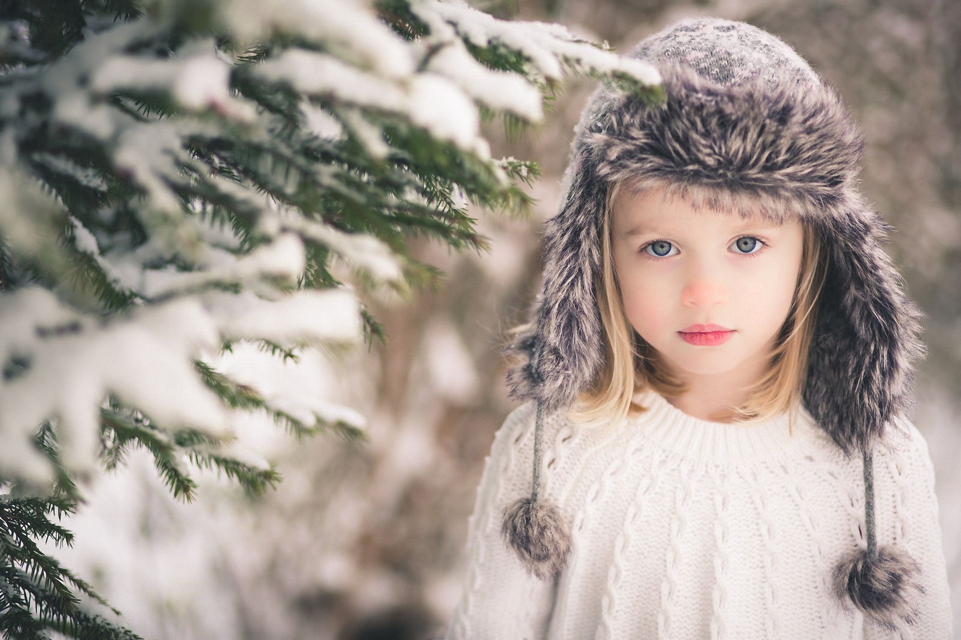 Маленькой девочке холодно. Шапка для девочки. Девочка зимой. Зимняя фотосессия с ребенком. Зимний лес для детей.