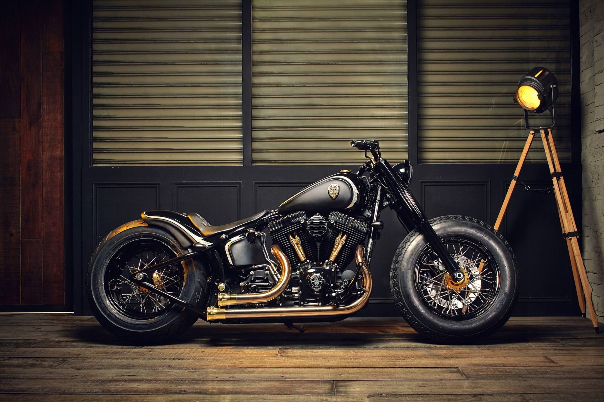 Стили байков. Мотоцикл боббер Harley Davidson. Чоппер мотоцикл Харлей Дэвидсон. Харлей Дэвидсон софтейл боббер. Мотоцикл Harley Davidson Custom.