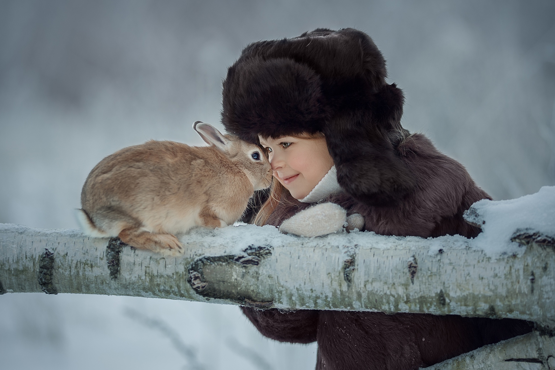 Человек и животное зимой. Зимняя фотосессия с кроликом. Дети с животными зимой. Фотосессия с кроликом зимой. Животные зимой для детей.