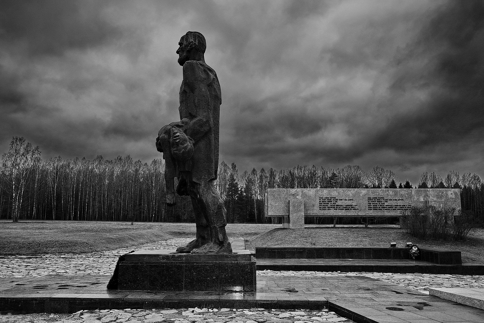 Хатынь фото. Хатынь мемориальный комплекс. Деревня Хатынь в Белоруссии. Памятник в мемориальном комплексе «Хатынь». Памятник Хатынь в Белоруссии.