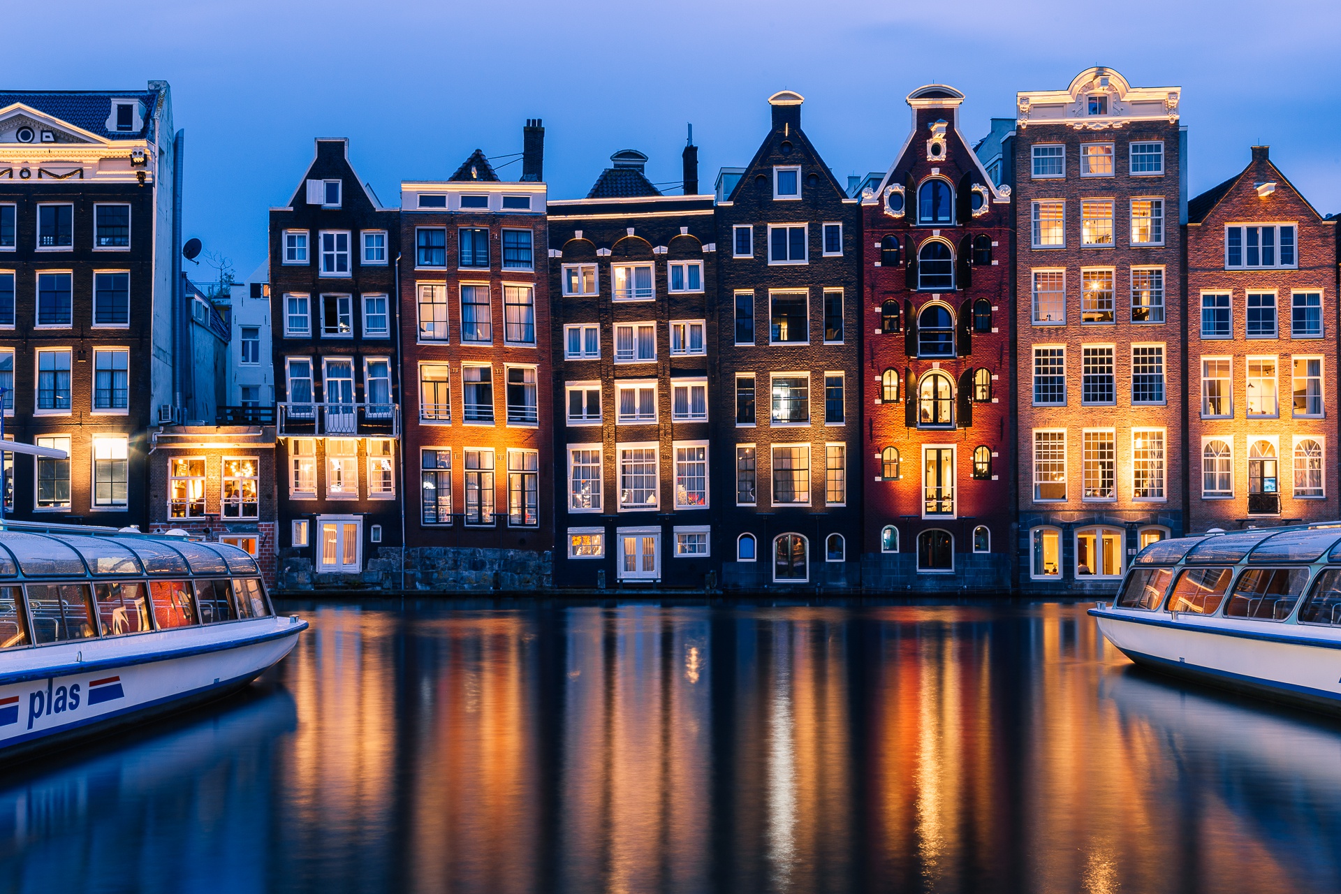 Share city. Нидерланды 2000 Амстердам. Голландия домики Амстердам. Улица Ноордвал Нидерланды Амстердам. Дом Корабелов Амстердам.