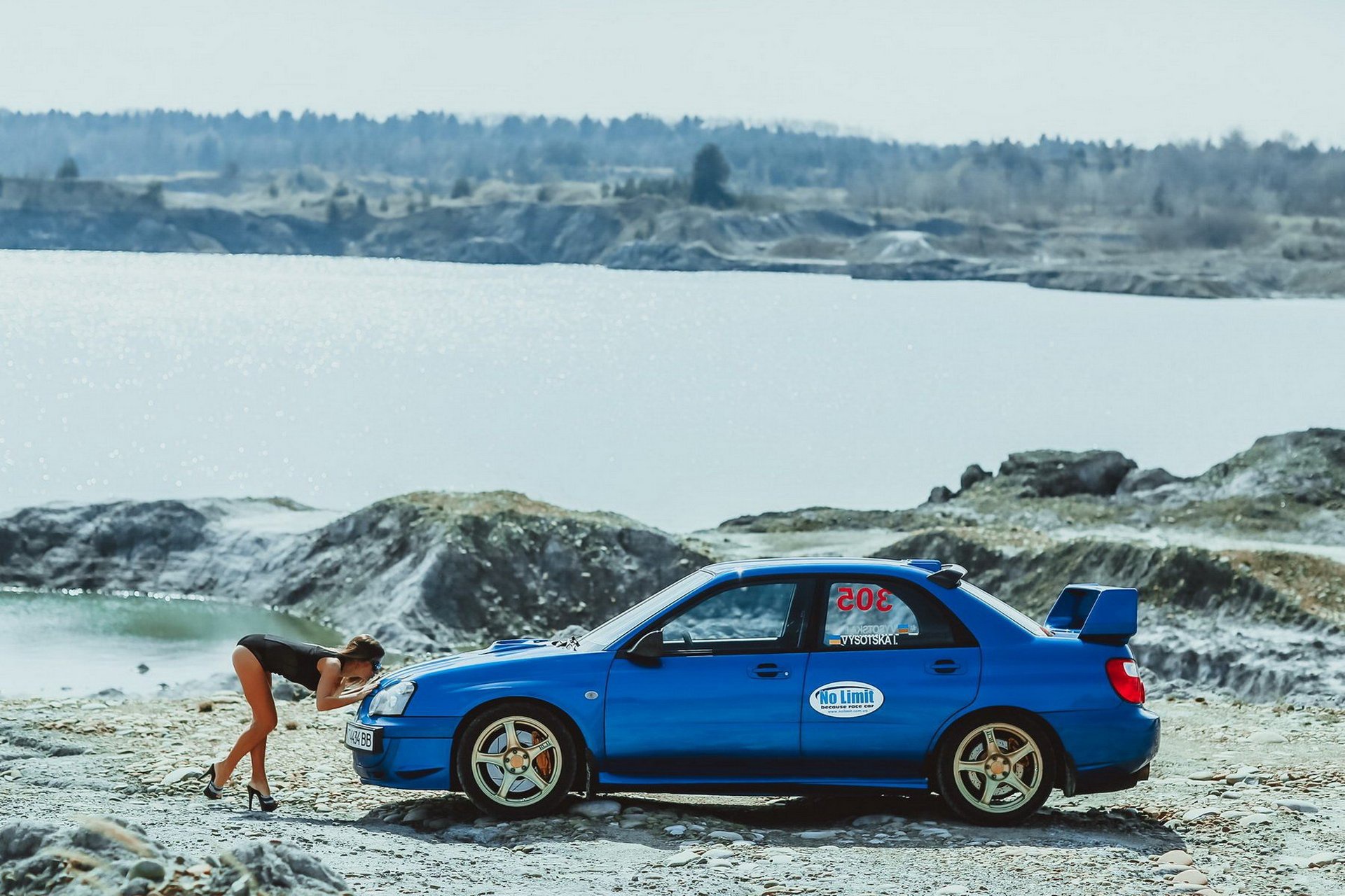 Обои авто, вода, Subaru, Эротика, красивая девушка, целует машину на  телефон и рабочий стол, раздел девушки, разрешение 1920x1280 - скачать