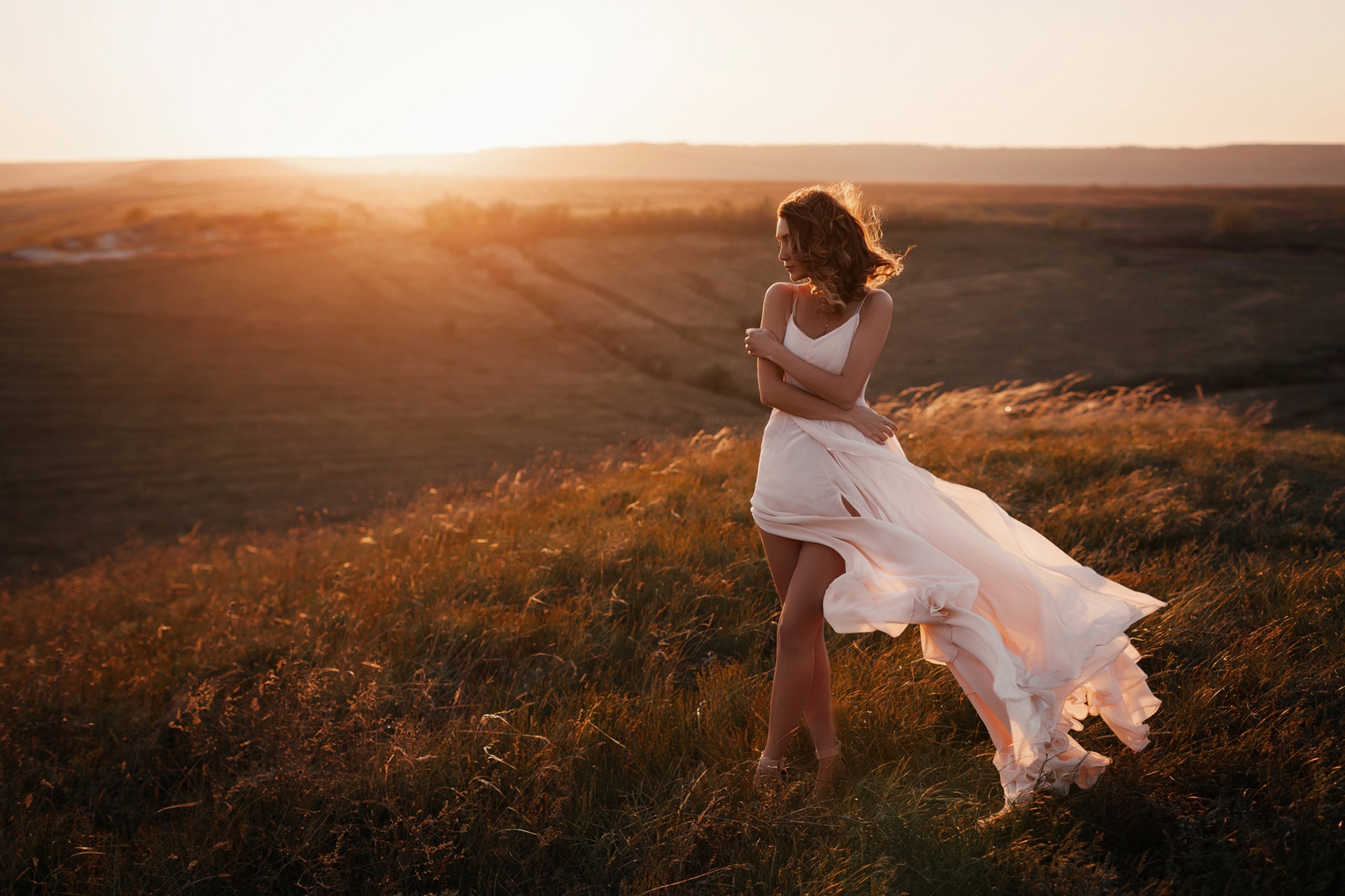 Раз два три белом платье. Девушка в платье в поле. Девушка в длинном платье в поле. Девушка в длинном платье. Фотосессия в поле.
