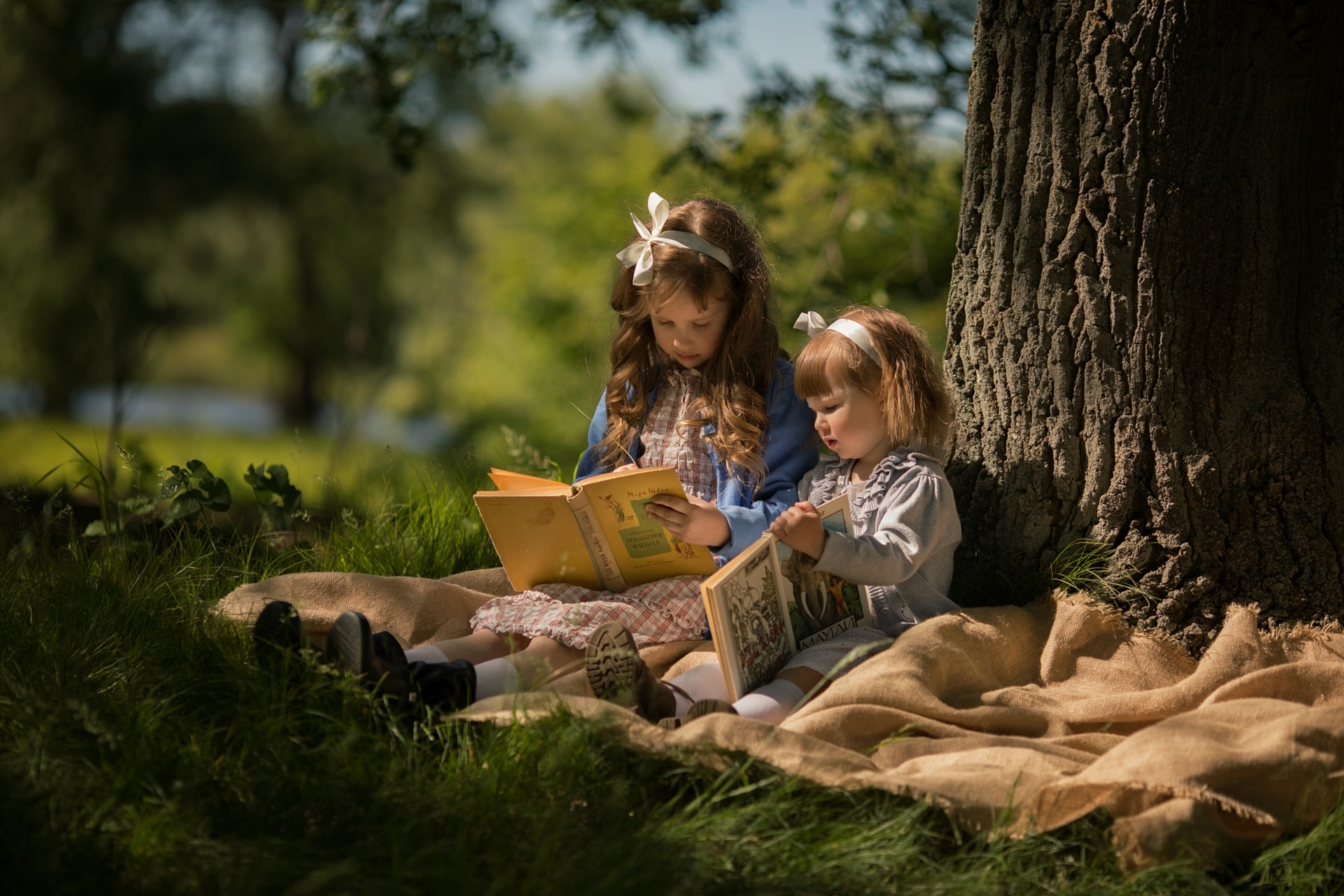 Включи дети читают. Лето с книгой. Книга для девочек. Фотосессия с книгой. Девочка с книжкой.