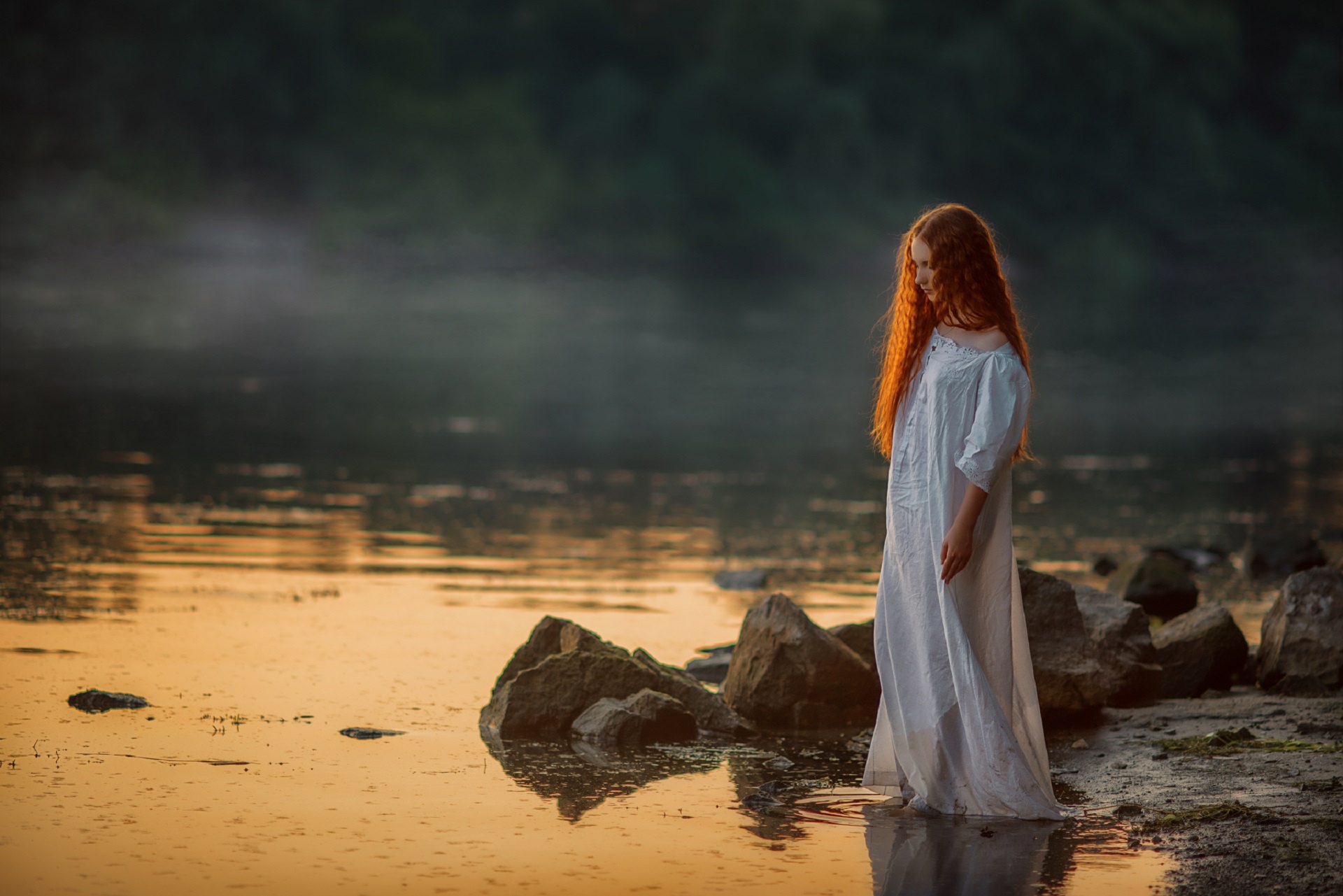 Песня ждет меня на берегу самая красивая. Девушка на берегу речки. Девушка у реки. Девушка в воде. Рыжая девушка в воде.