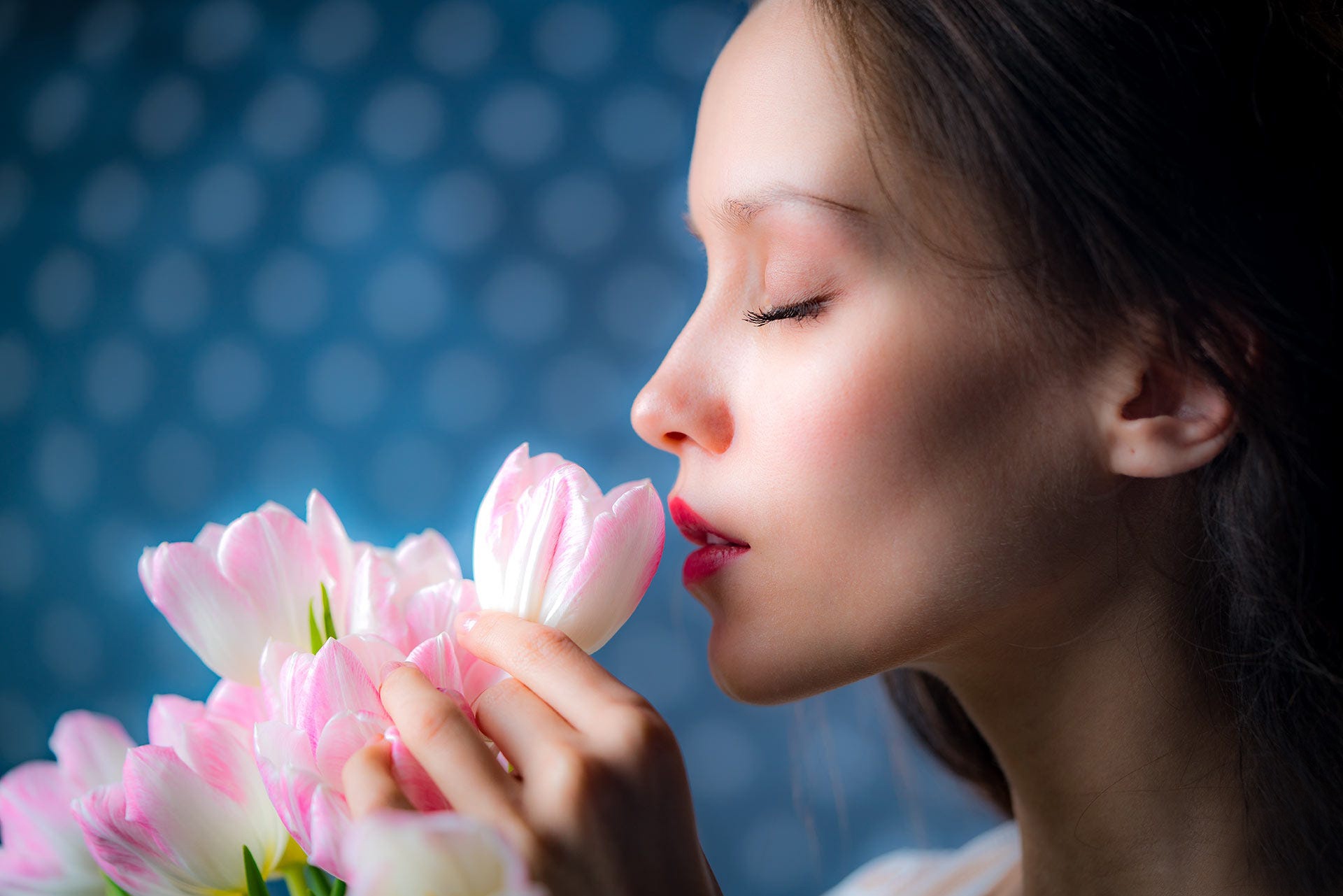 Чувствую запах цветов. Девушка с цветком. Девочка нюхает цветок. Девушка нюхает цветы. Нехат цветок.