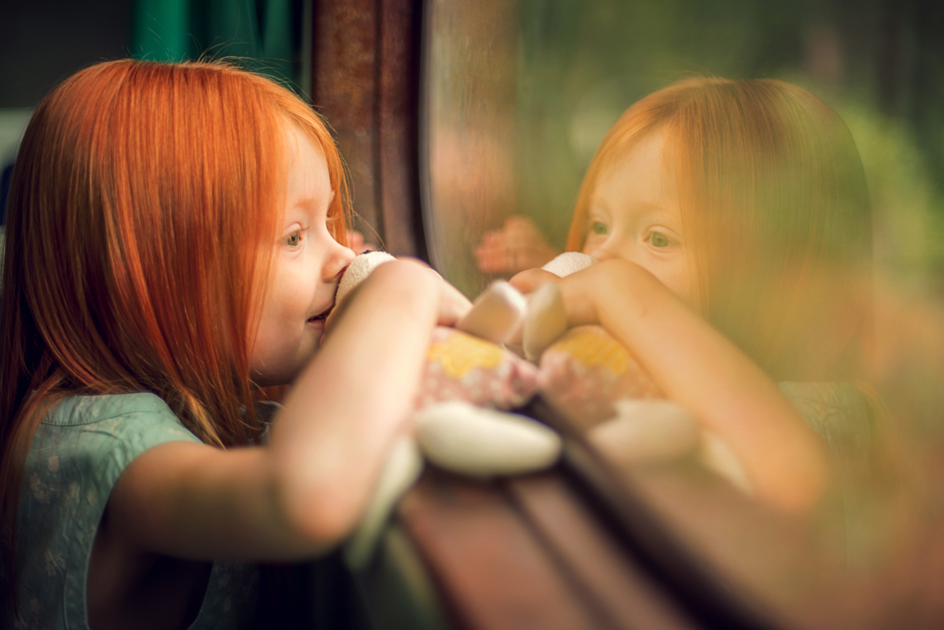 Девочка хочу мальчика видео. Дети с рыжими волосами. Зеркало для детей. Маленькая рыжая девочка. Рыжая девушка с ребенком.