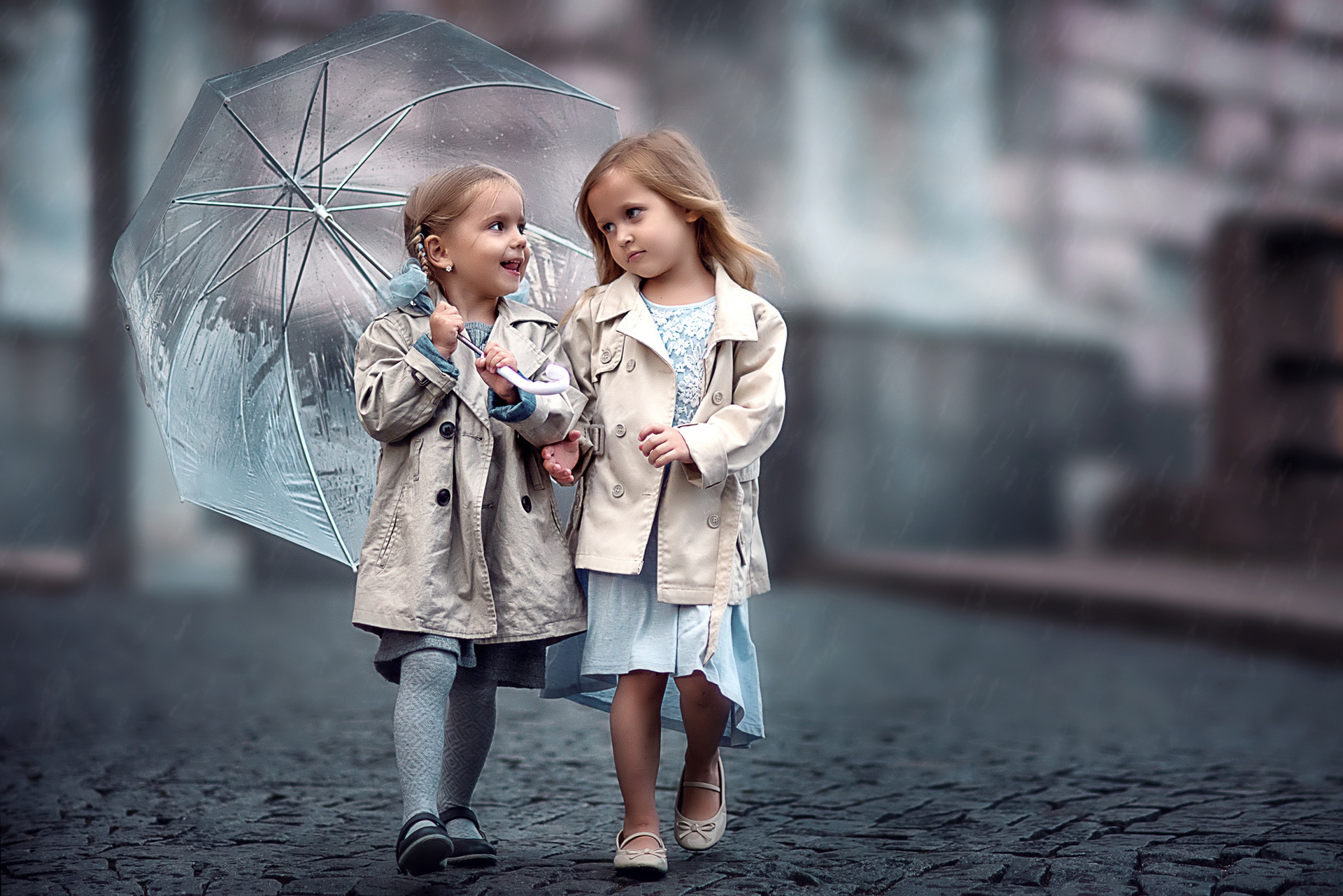 Дети под зонтиком. Дети под зонтом. Зонтик для детей. Подруги под зонтом. Дети дождя.