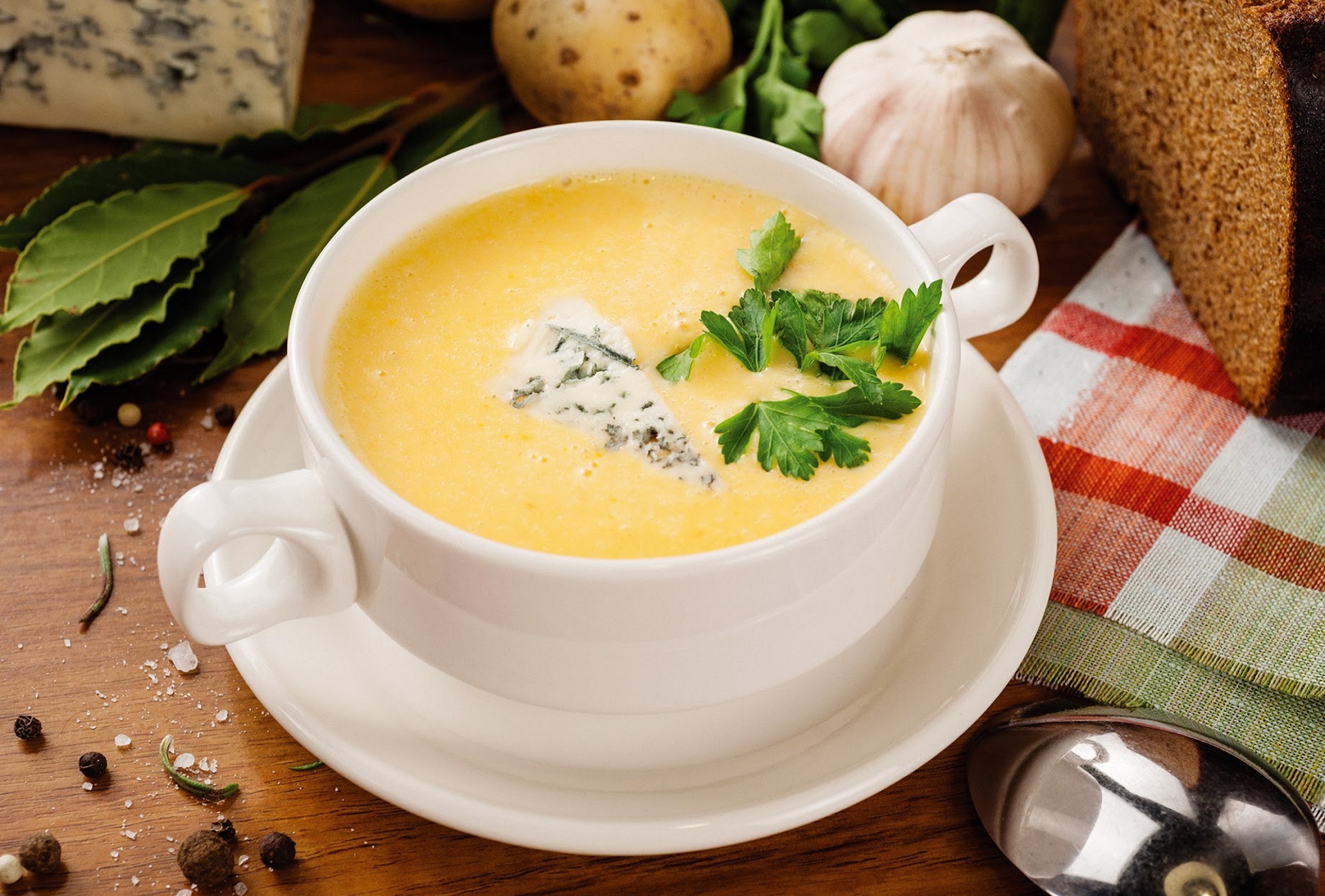Сырный суп классический с плавленым сыром и зеленью