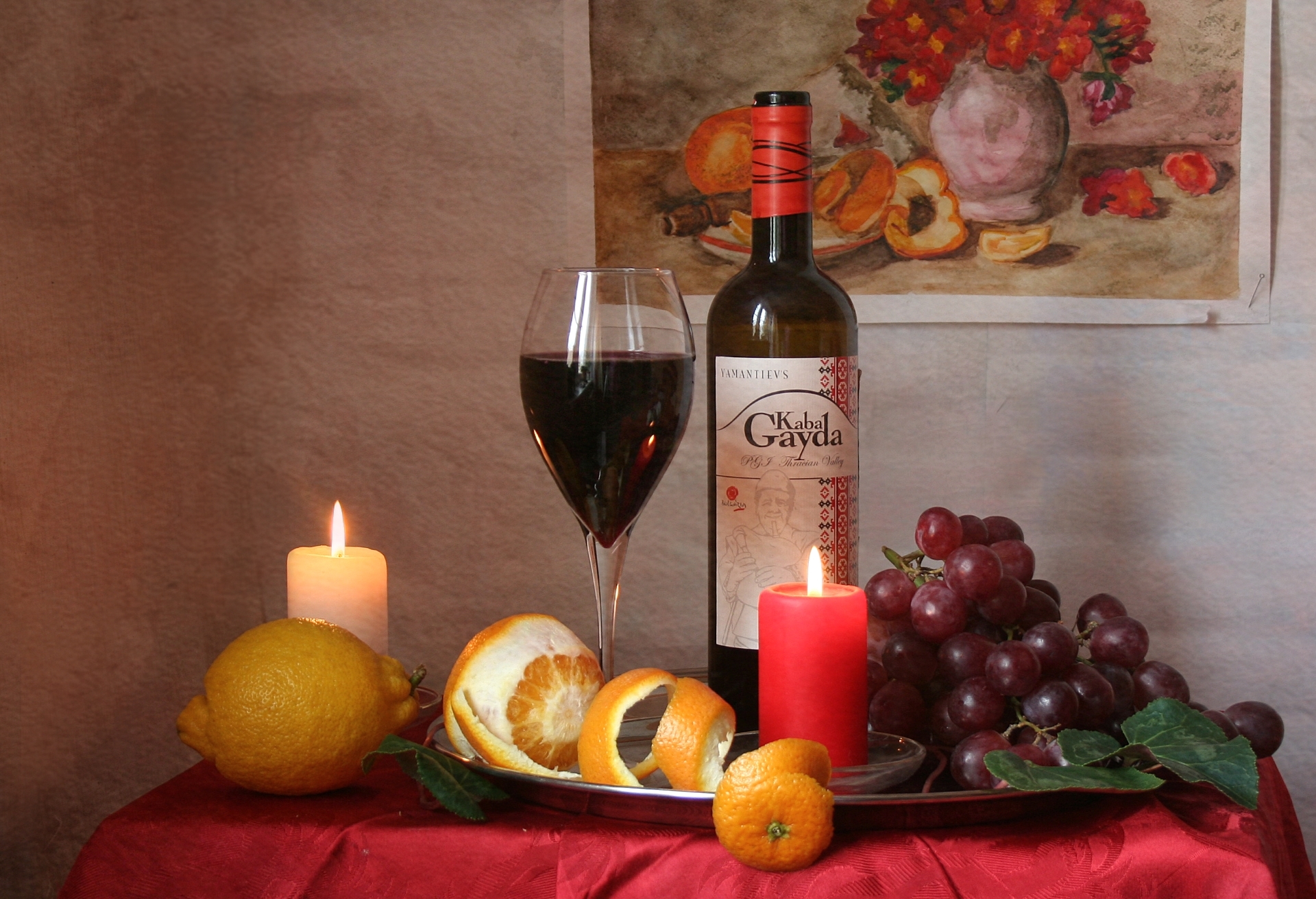 Виноградно лимонного вина. Вино и фрукты. Натюрморт с вином. Вино и фрукты на столе и свеча. Натюрморт с бокалом вина и фруктами.