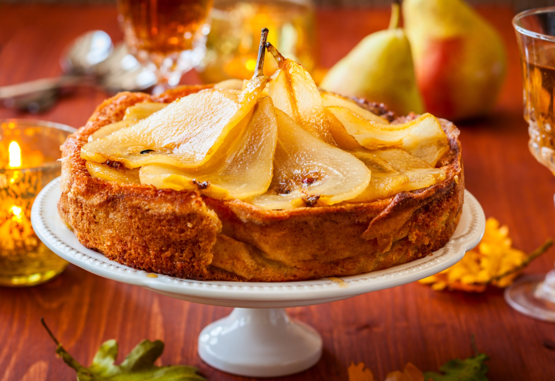 Пироги с грушей простой рецепт. Грушевый пирог. Шарлотка с грушами. Пирог с яблоком и грушей. Шарлотка с яблоками и грушами.