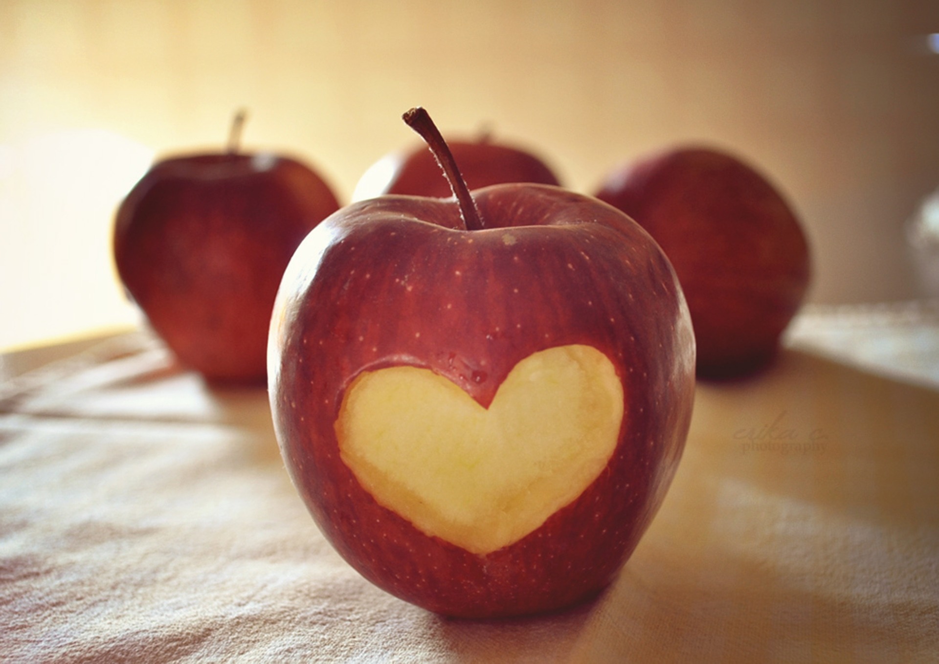 Фруктовые сердца. Красивое яблоко. Яблоко картинка. Красивое яблочко. Яблоко в форме сердца.
