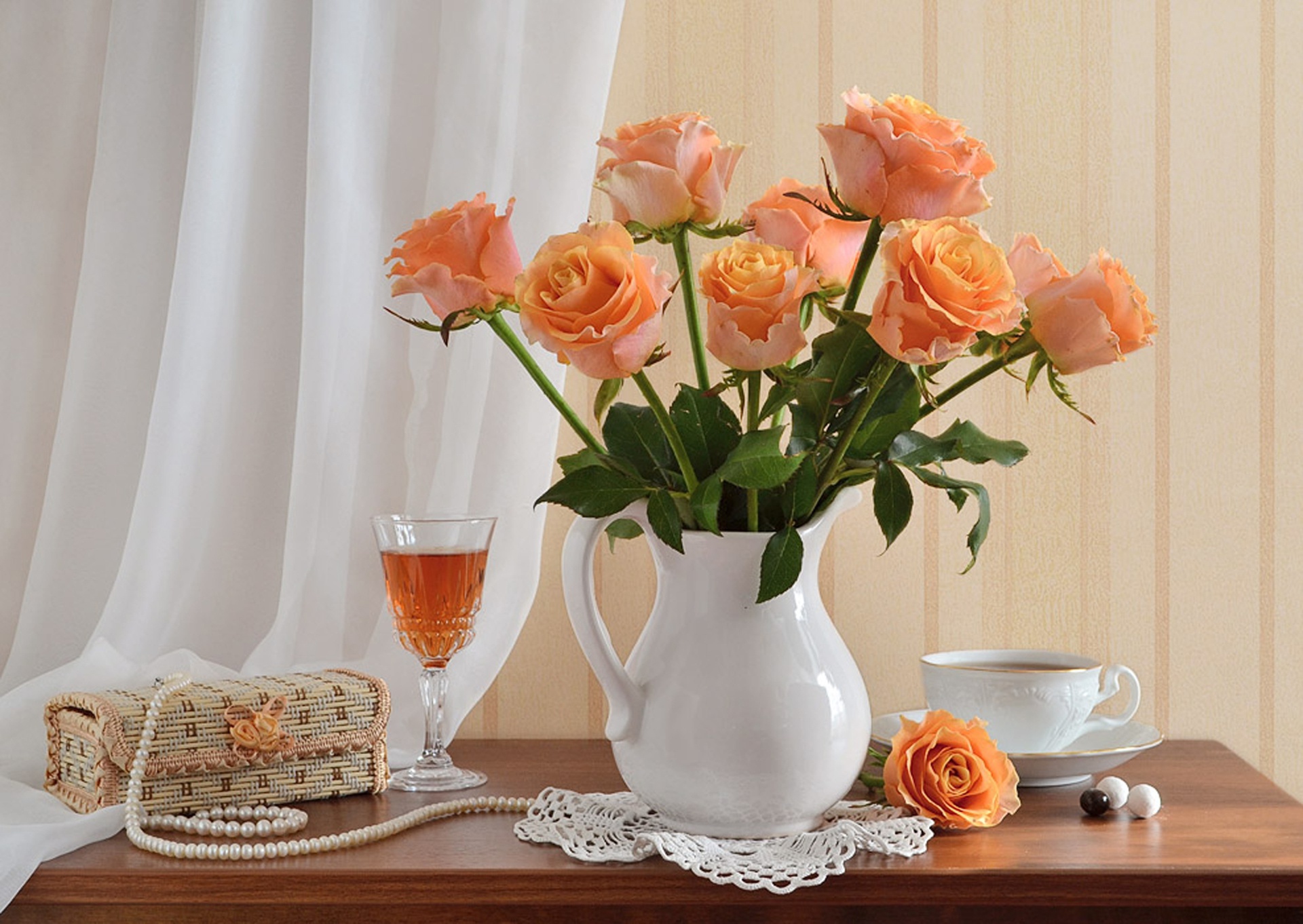 Оранжевые розы в вазе. Красивые цветы в вазах. Шикарные цветы в вазе. Цветы в вазе на столе.