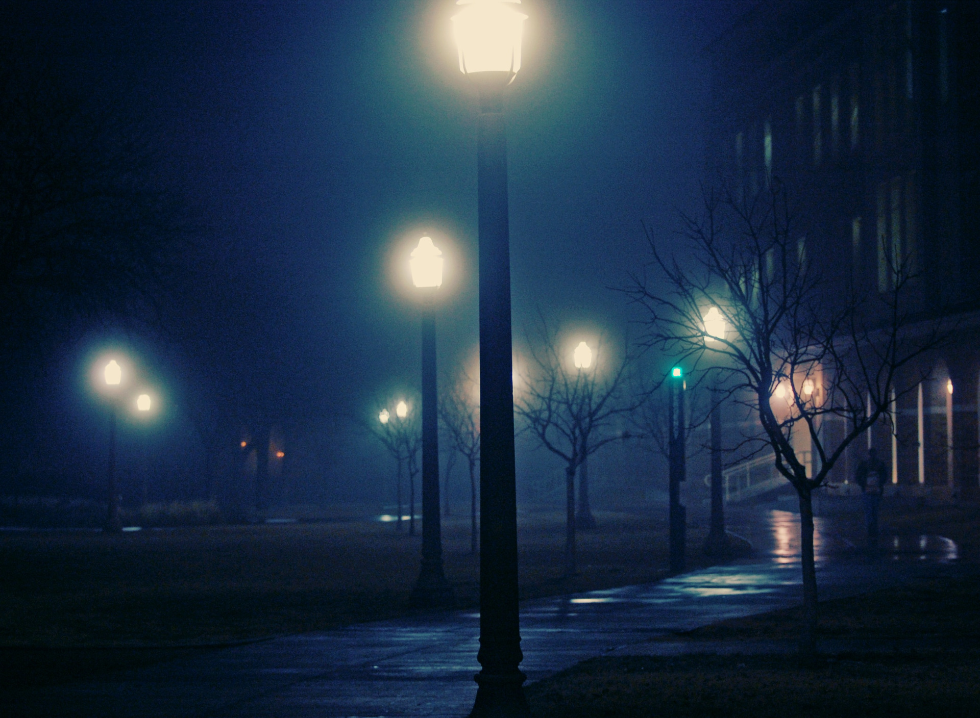 Наступает ночь темнеет. Улица ночью. Ночная улица с фонарями. Уличный фонарь ночью. Темная улица с фонарями.