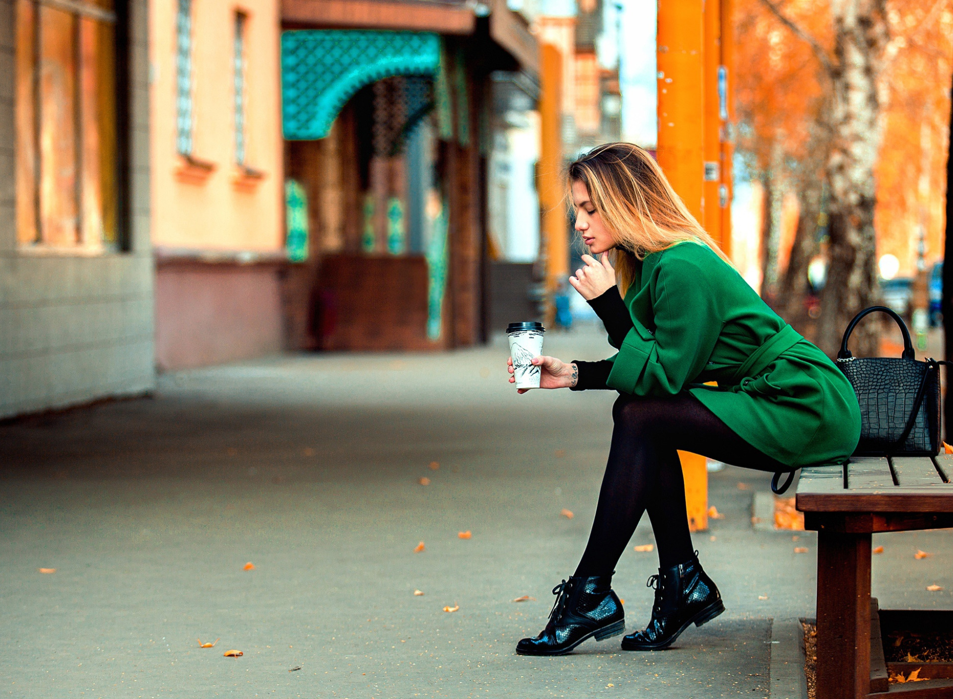 Соло девушки на улице. Девушка сидит на лавочке. Девушка в городе. Фотосессия девушки на улице на скамейке. Девушка на улице осенью.
