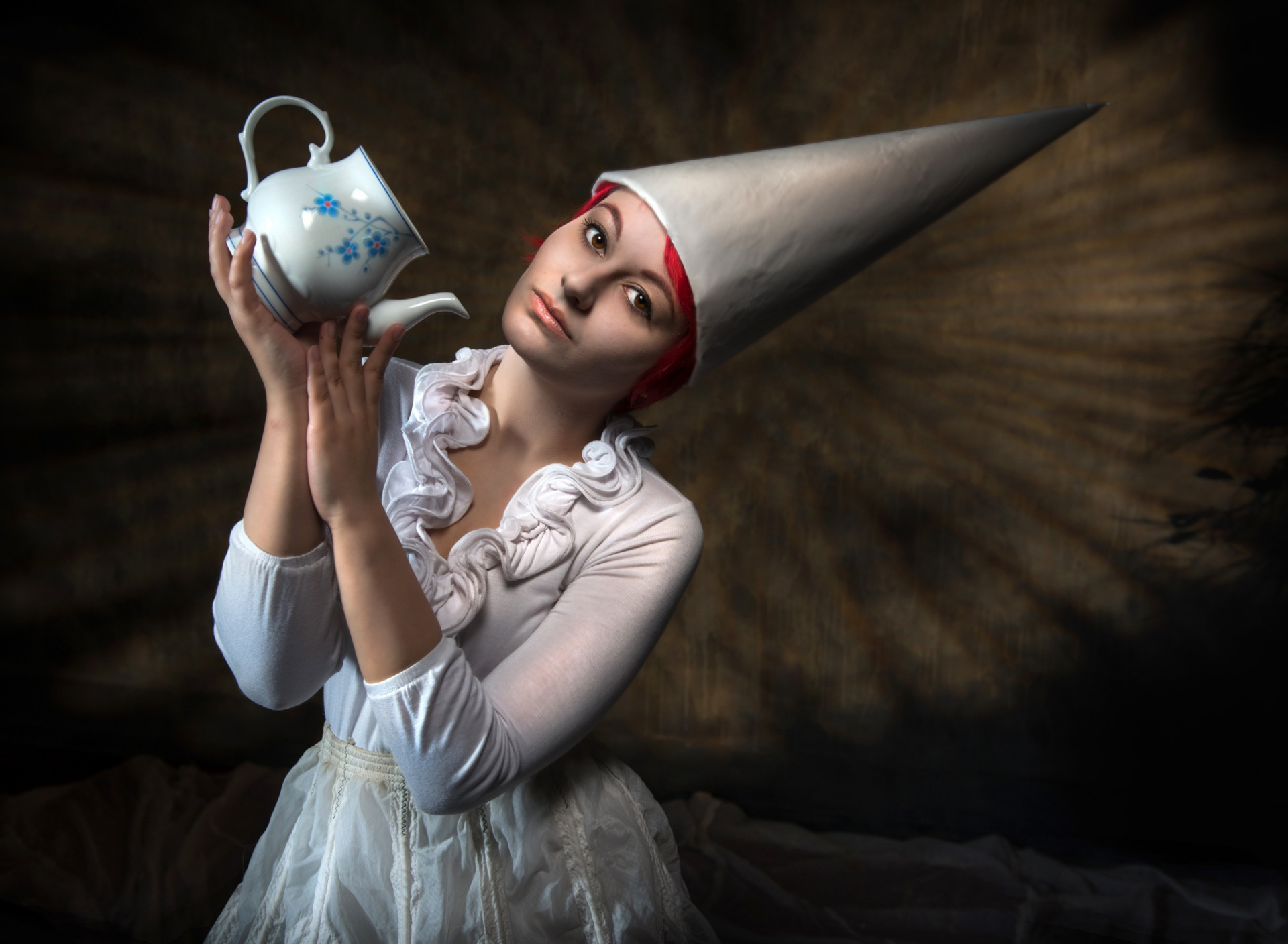 Скучающая дама. Девушка с чайником на голове. Картина девушка с чайником. Девочка с чайником. Чел с чайником на голове.