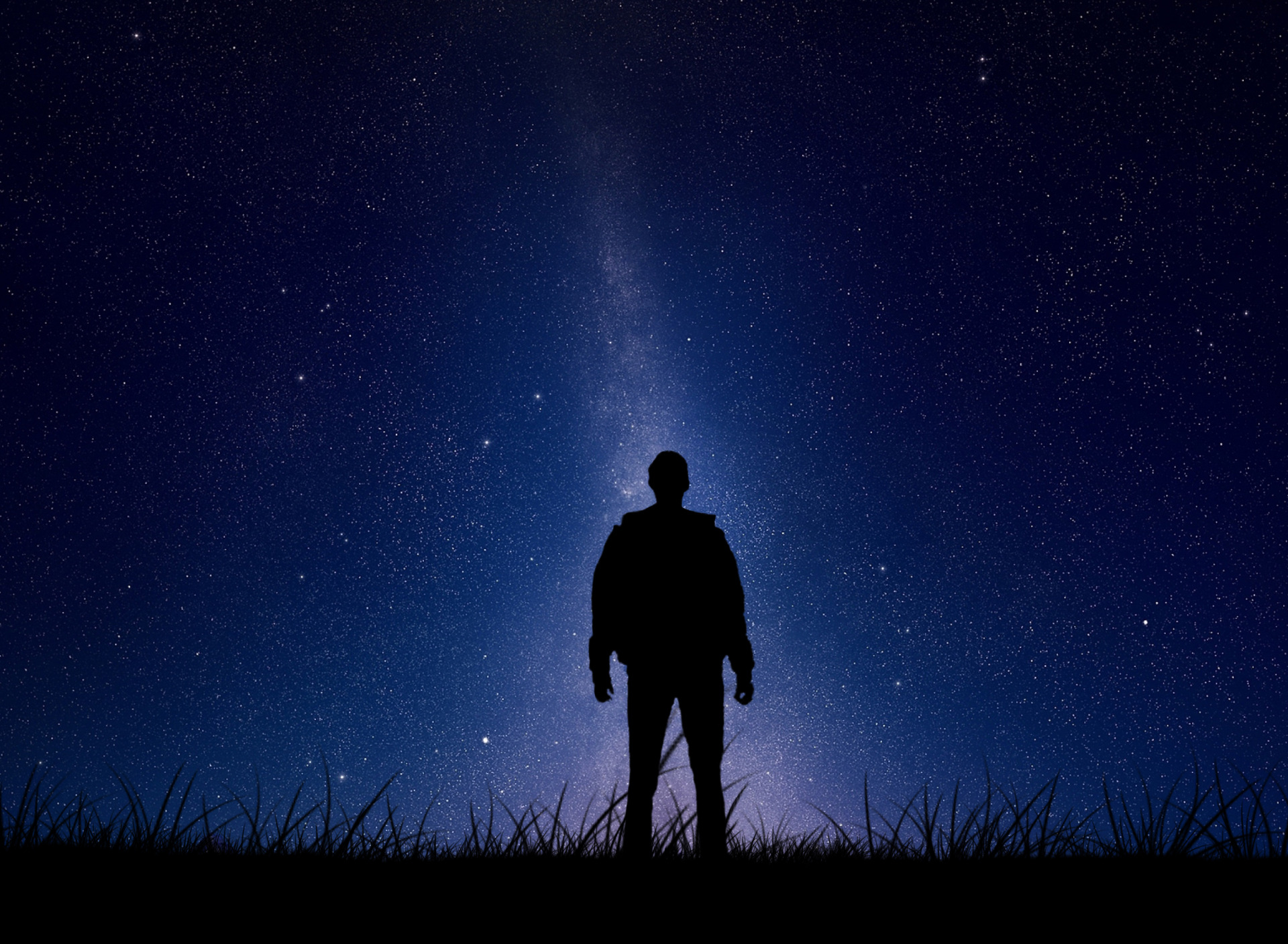 Человек и ночное небо. Человек на фоне звездного неба. Человек в ночи. Силуэт человека на фоне неба.