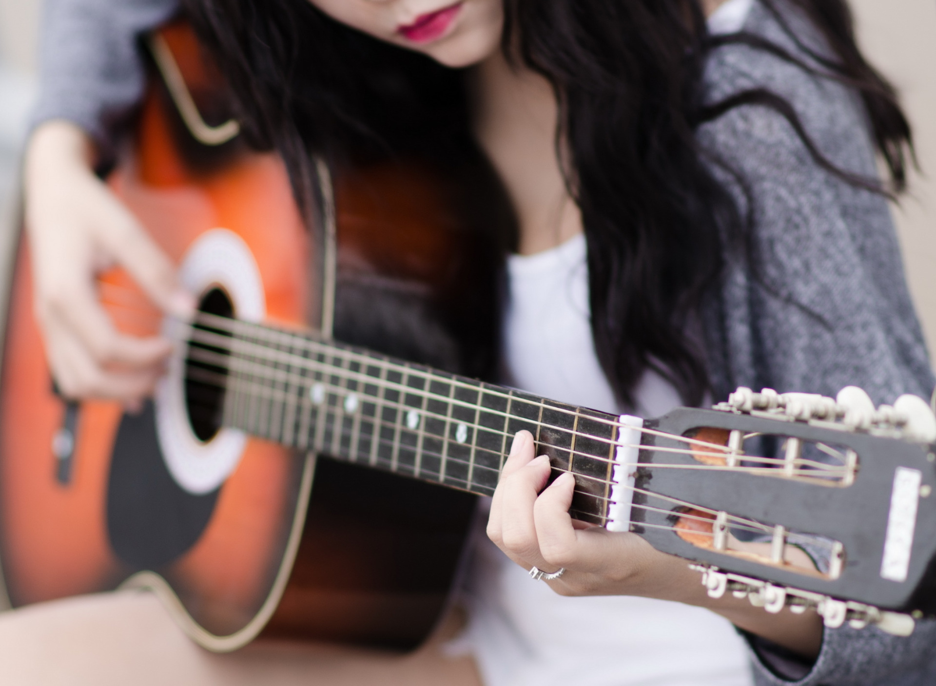 Музыка гитары для души слушать. Красивая девушка с гитарой. Гитара в руках девушки. Гитара.