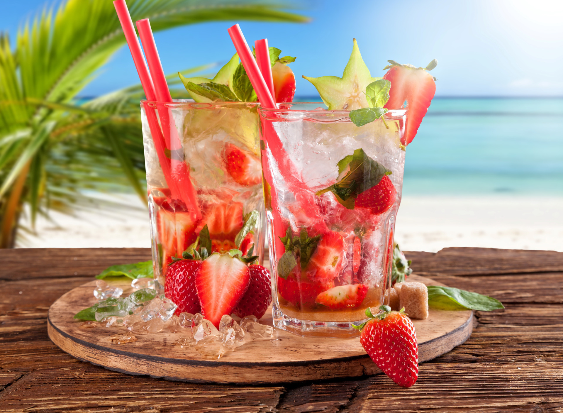 Клубничный коктейль вкусно и точка. Коктейль «тропический Джин-фрутти». Яркие летние коктейли. Коктейль на пляже. Тропический коктейль.