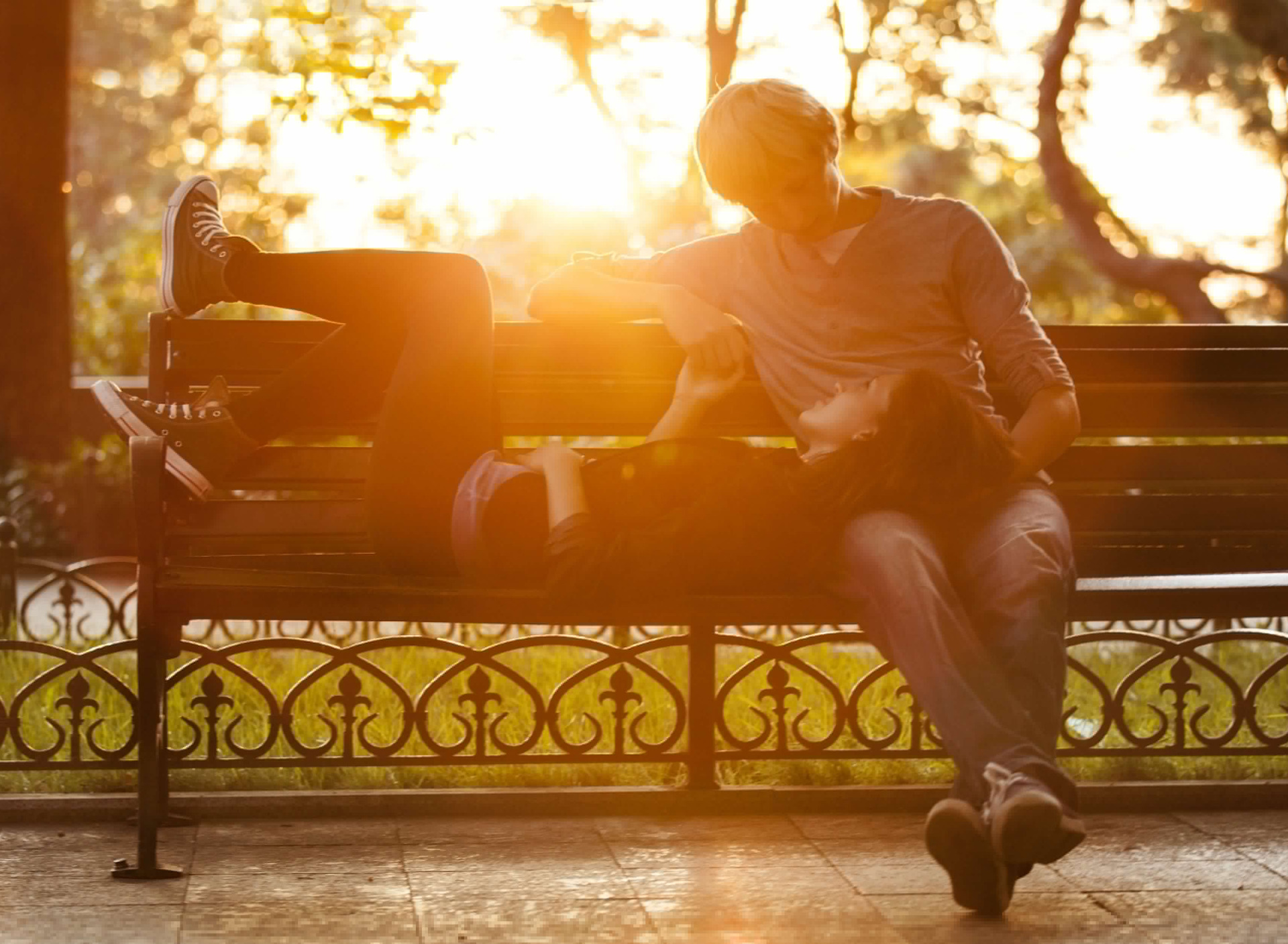 Песня любить как солнце слушать. Парень с девушкой на скамейке. Влюблённые на скамейке. Романтическая фотосессия. Двое на скамейке.